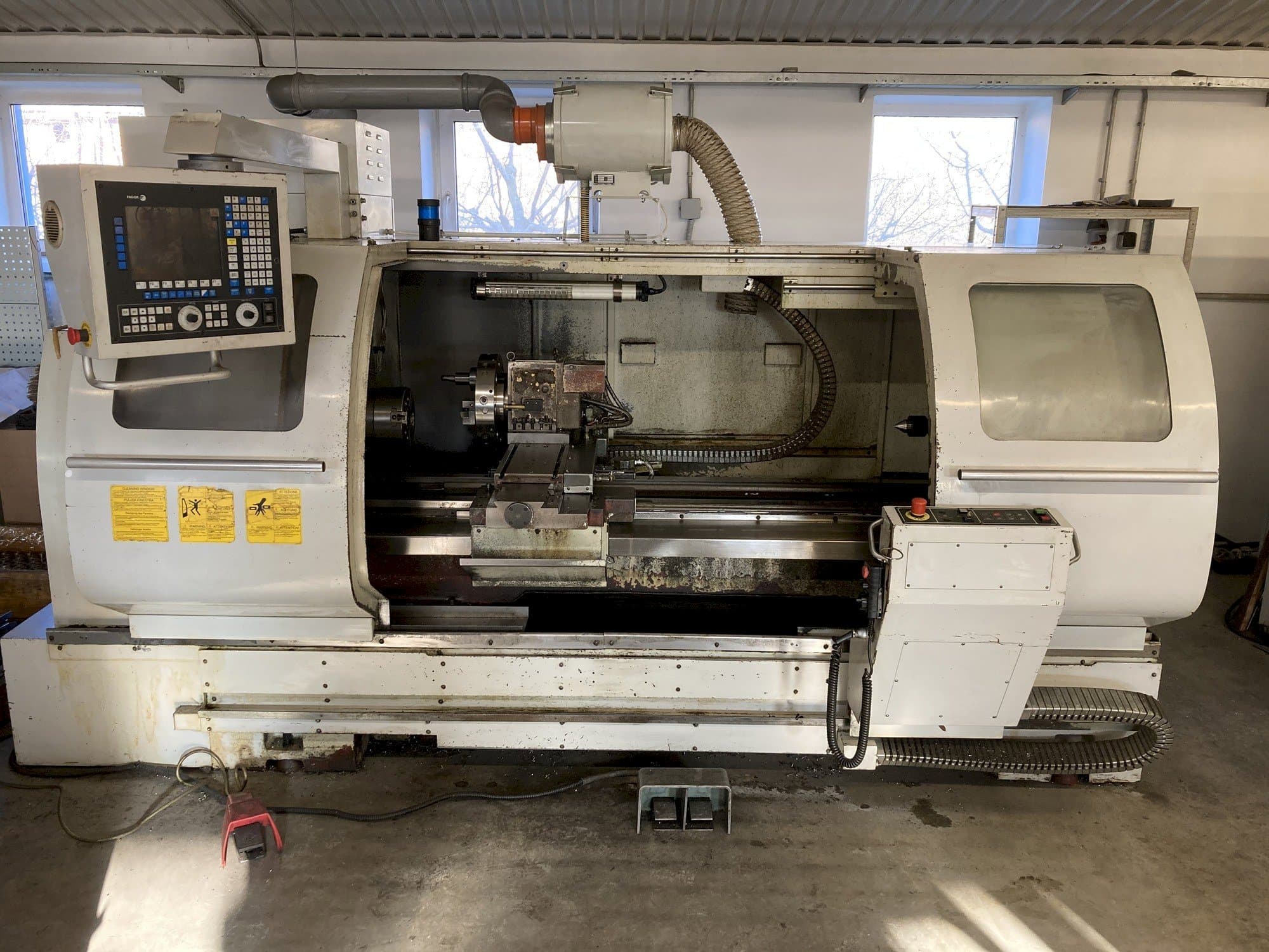 Vista frontal de la máquina FERMAT SF 48-1500 CNC