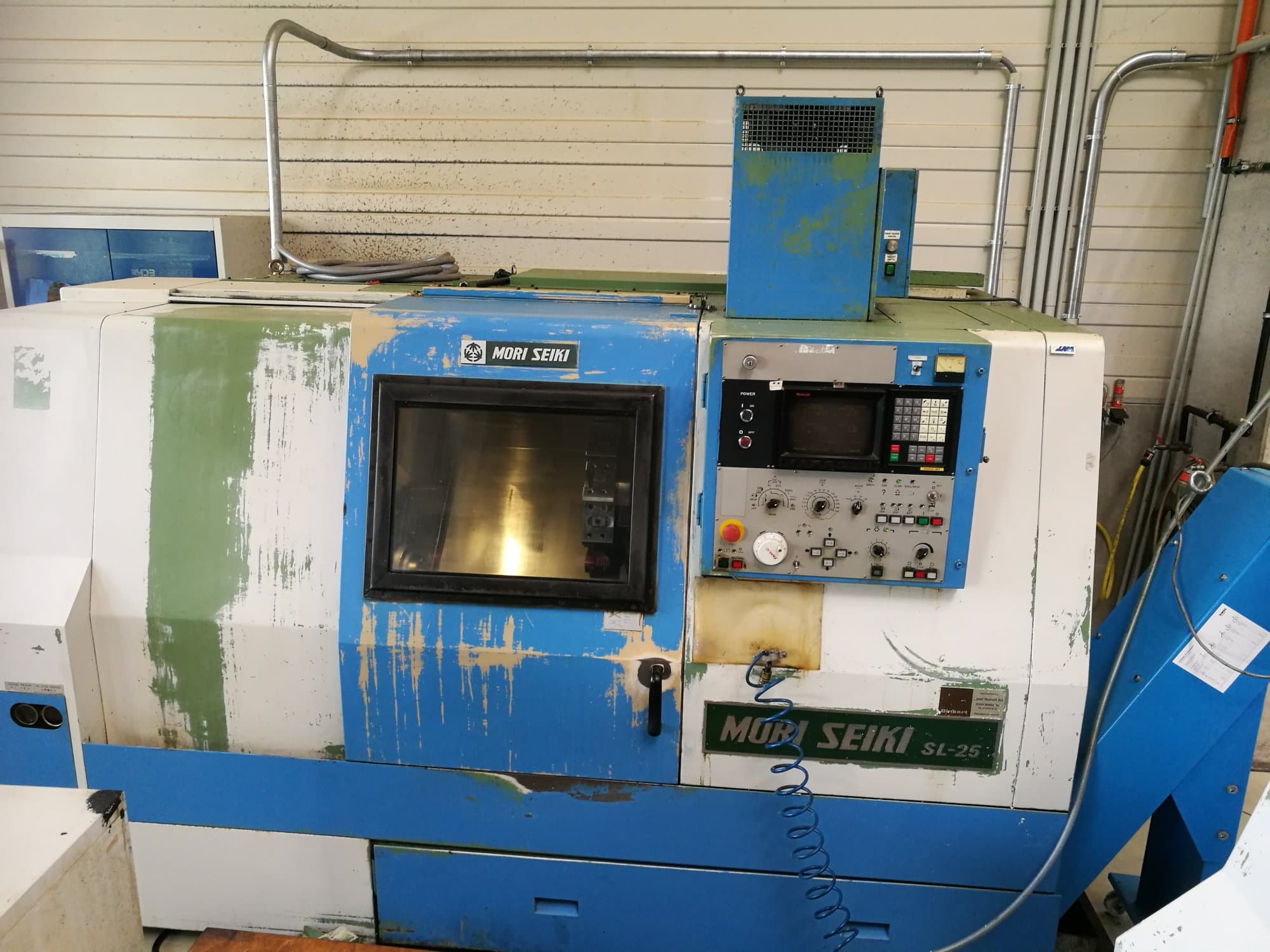 Vista frontal de la máquina MORI SEIKI SL-25A/500