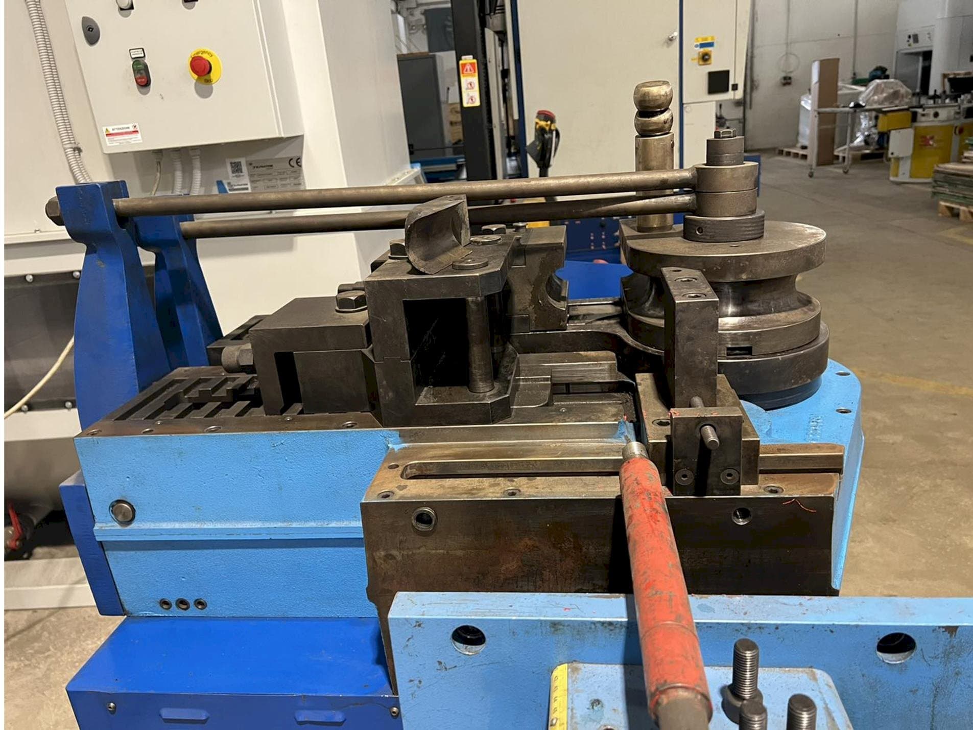 Vista lateral izquierda de la máquina CBC Uni 90