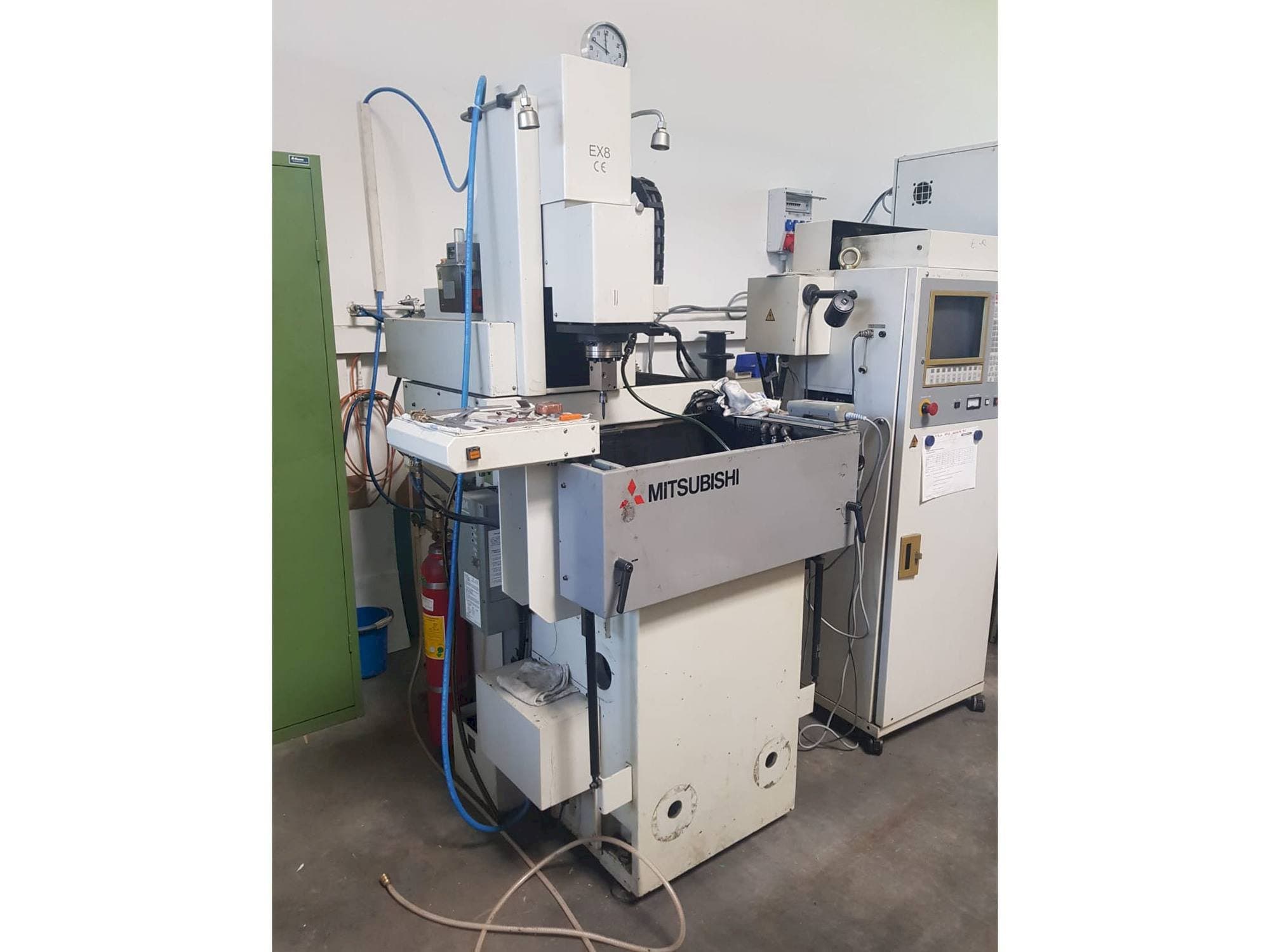 Vista frontal de la máquina Mitsubishi EX 8