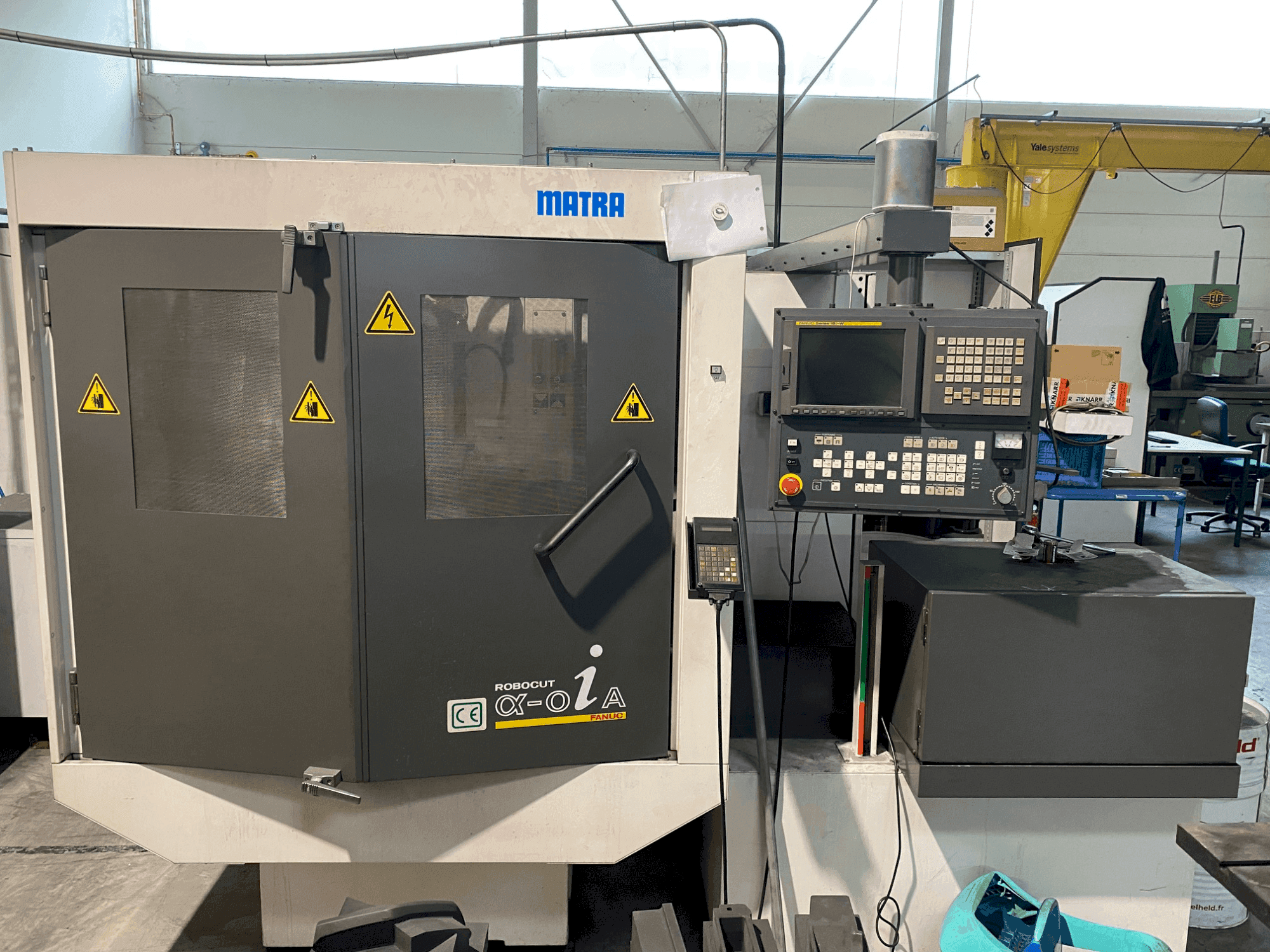 Vista frontal de la máquina FANUC ROBOCUT α-0iA