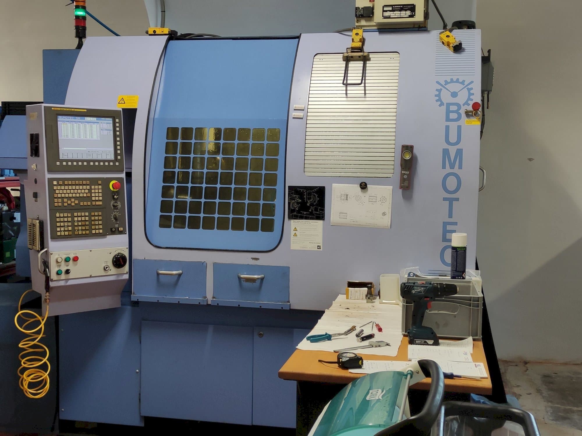 Vista frontal de la máquina Bumotec S-192FT