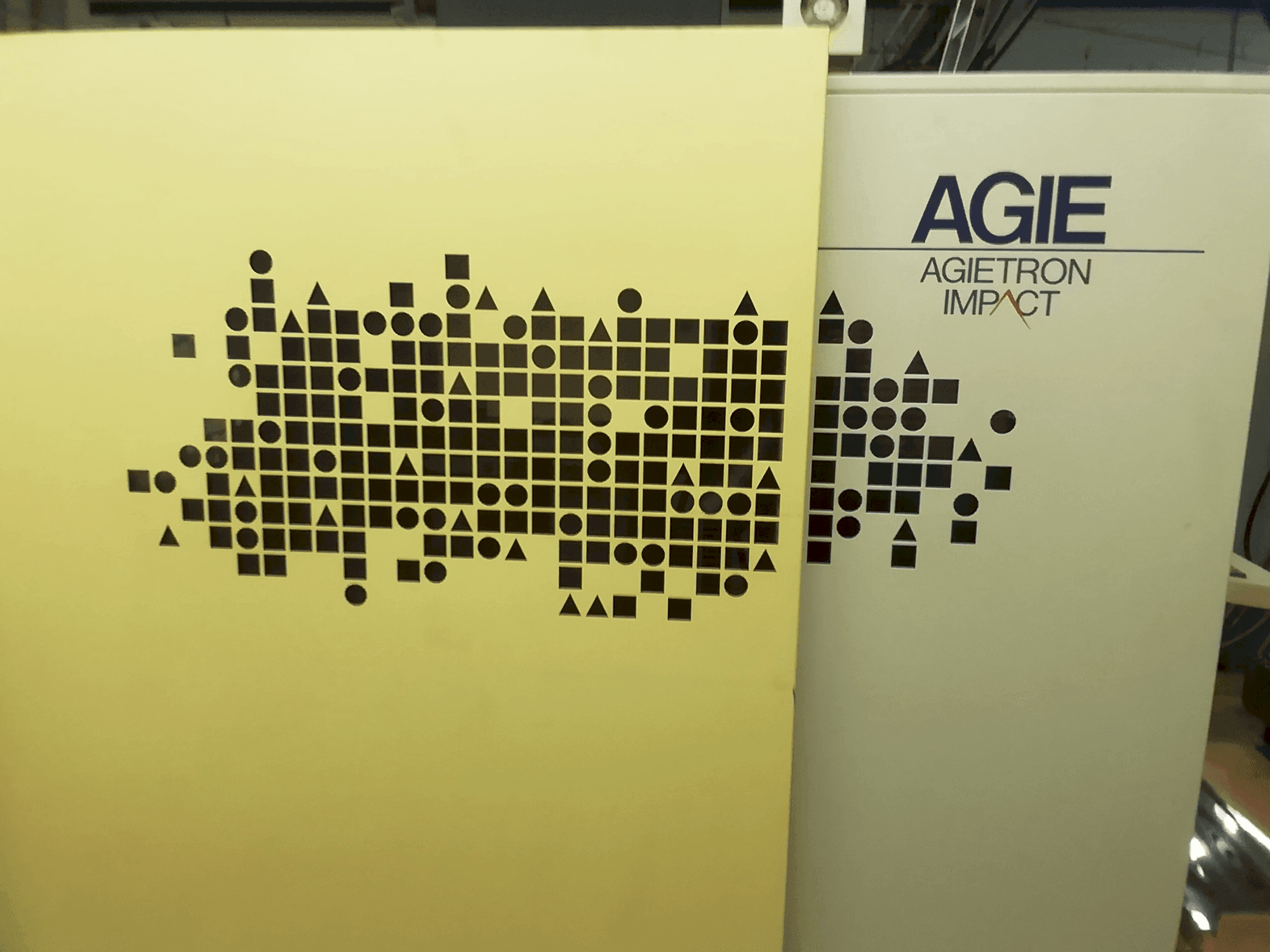 Vista frontal de la máquina AGIE Agierten Impact 2