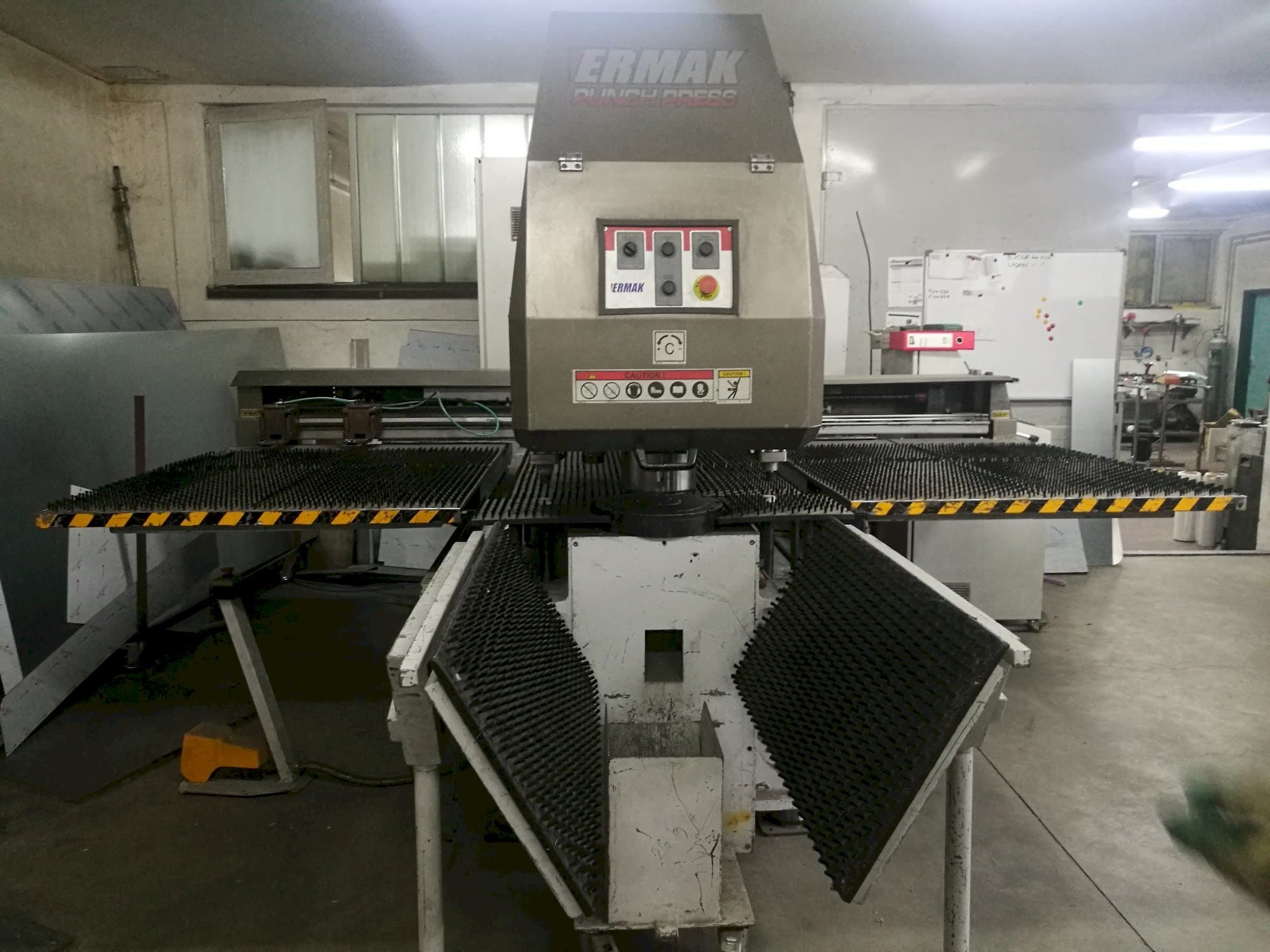 Vista frontal de la máquina ERMAKSAN RPP 127-30