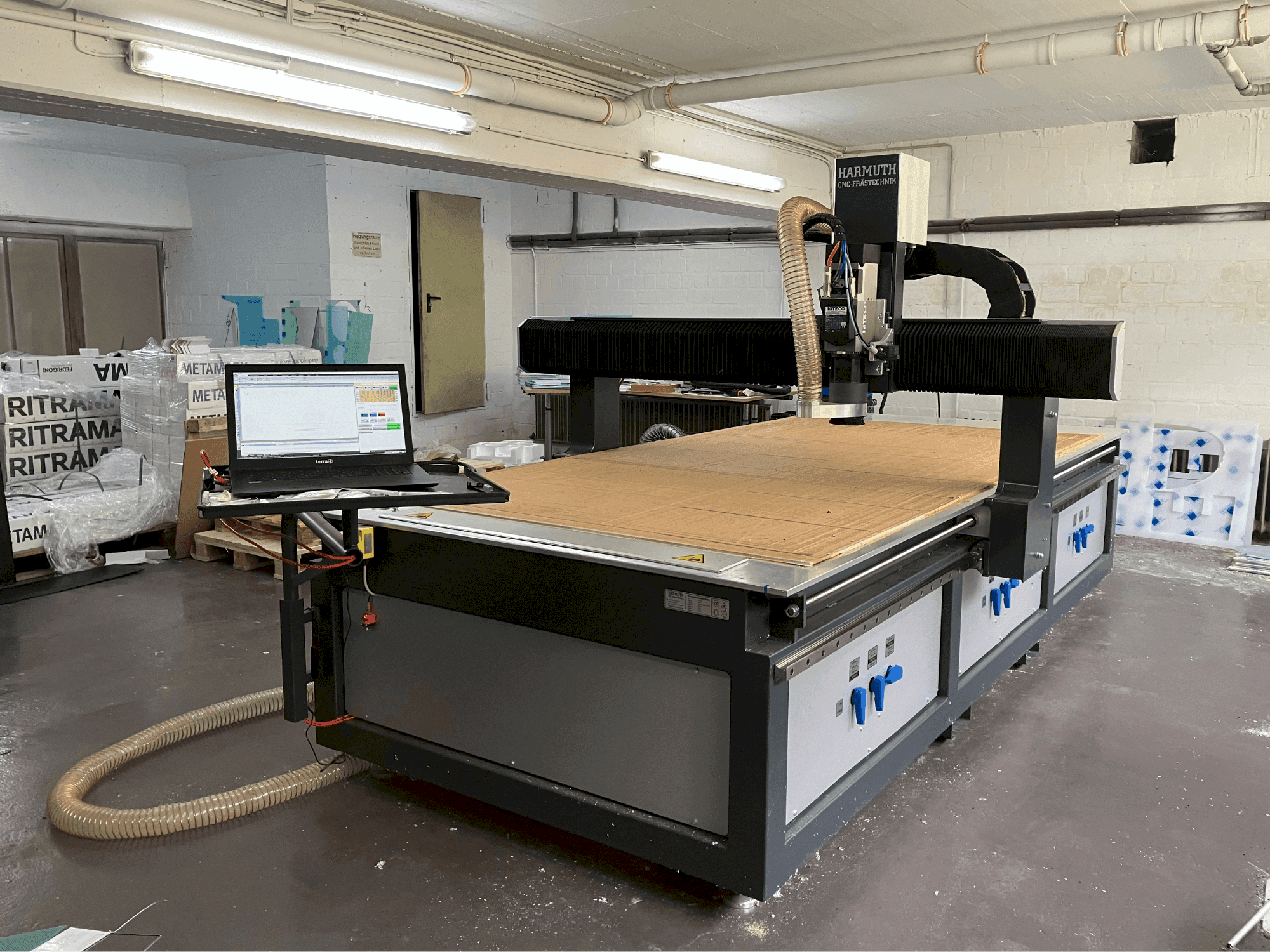 Vista frontal de la máquina HARMUTH F+3000