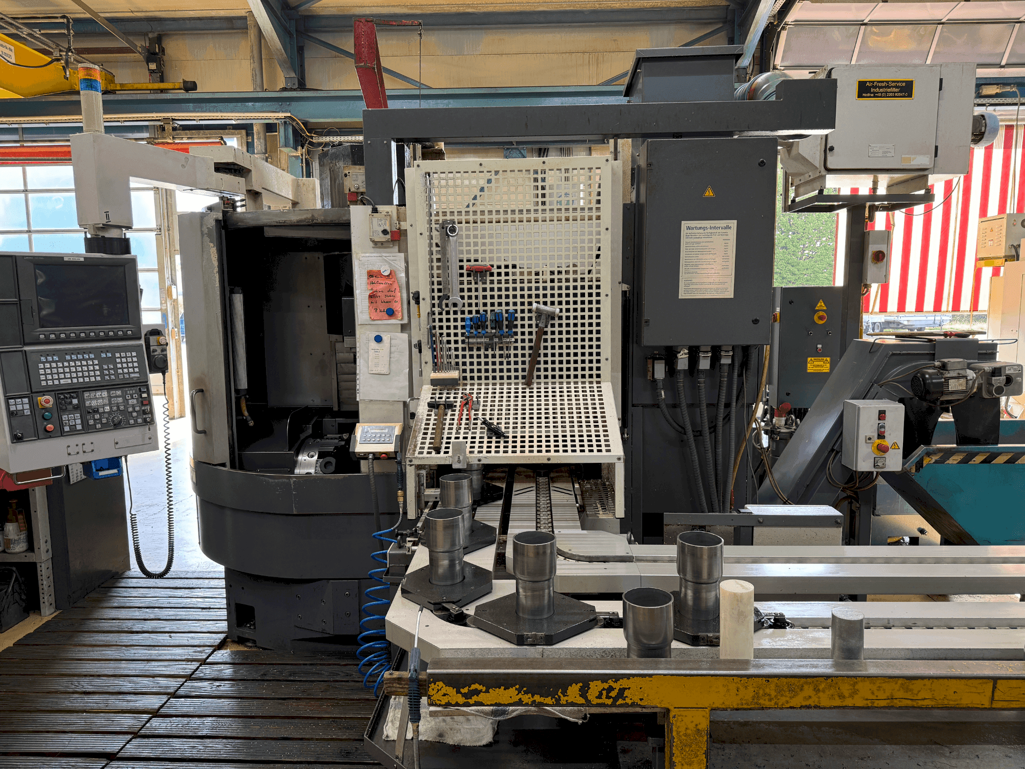 Vista frontal de la máquina Okuma LVT 300-M