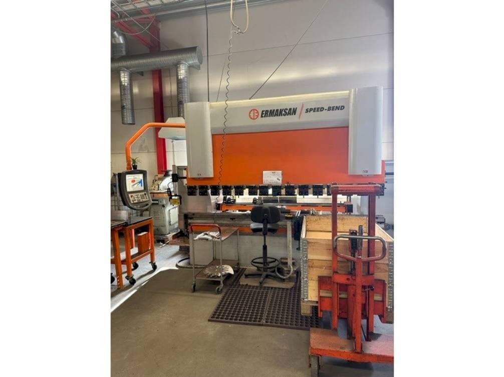 Vista frontal de la máquina ERMAKSAN Speedbend 3135