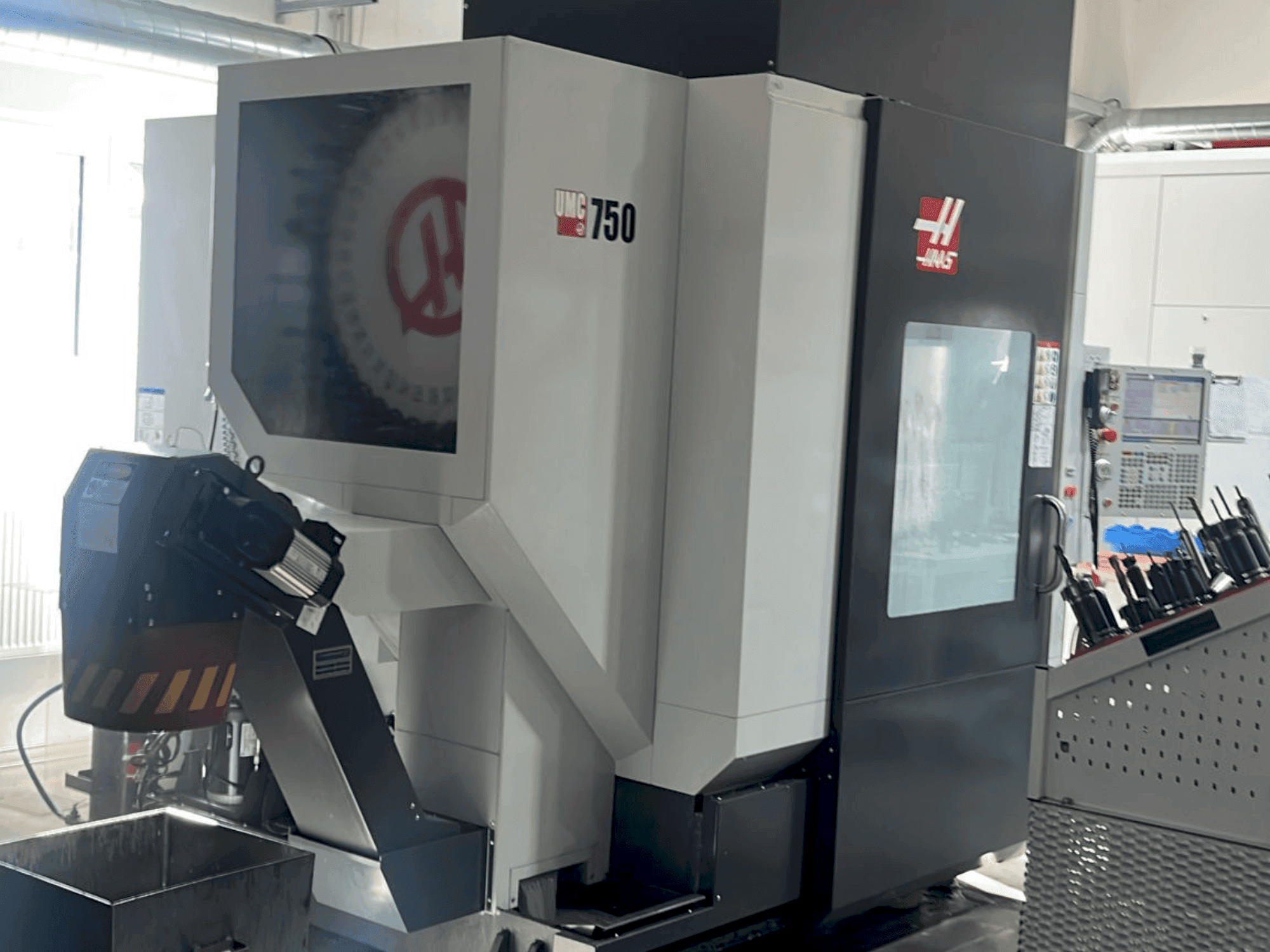 Vista frontal de la máquina HAAS UMC-750
