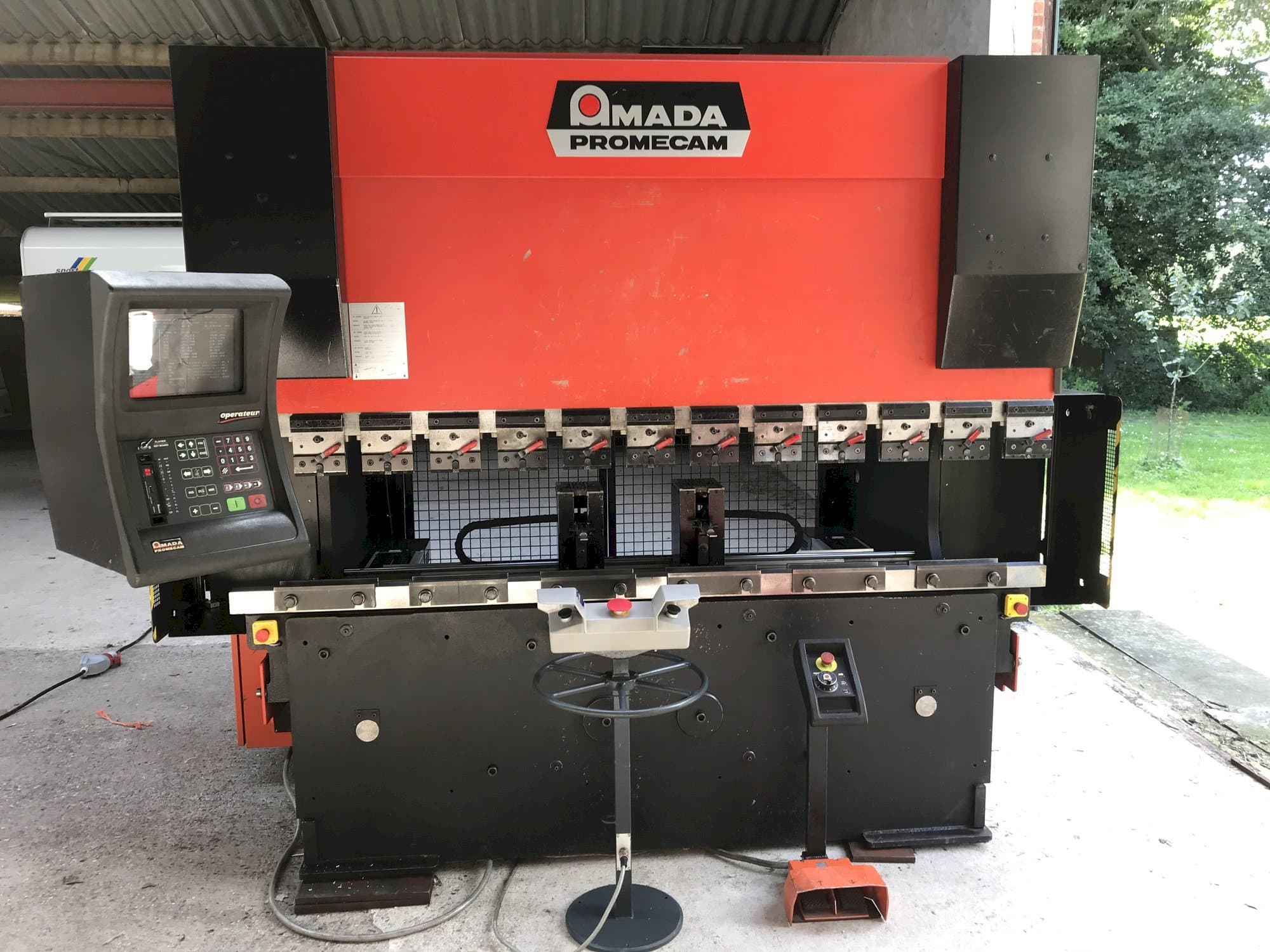 Vista frontal de la máquina AMADA Promecam HFBO