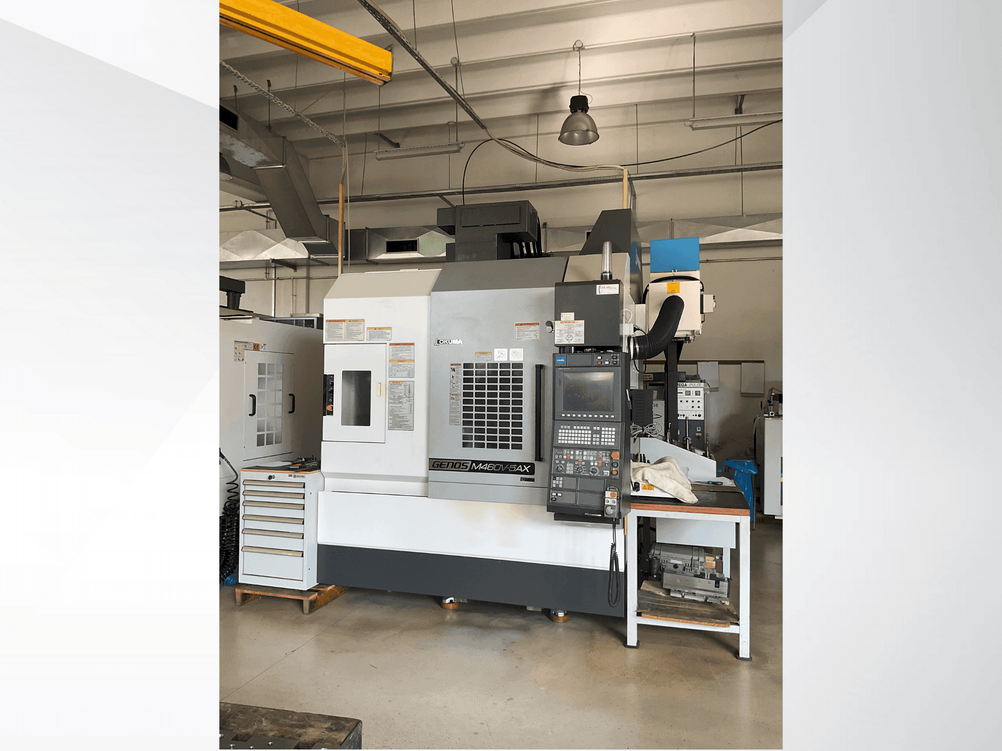 Vista frontal de la máquina Okuma GENOS M460V-5AX
