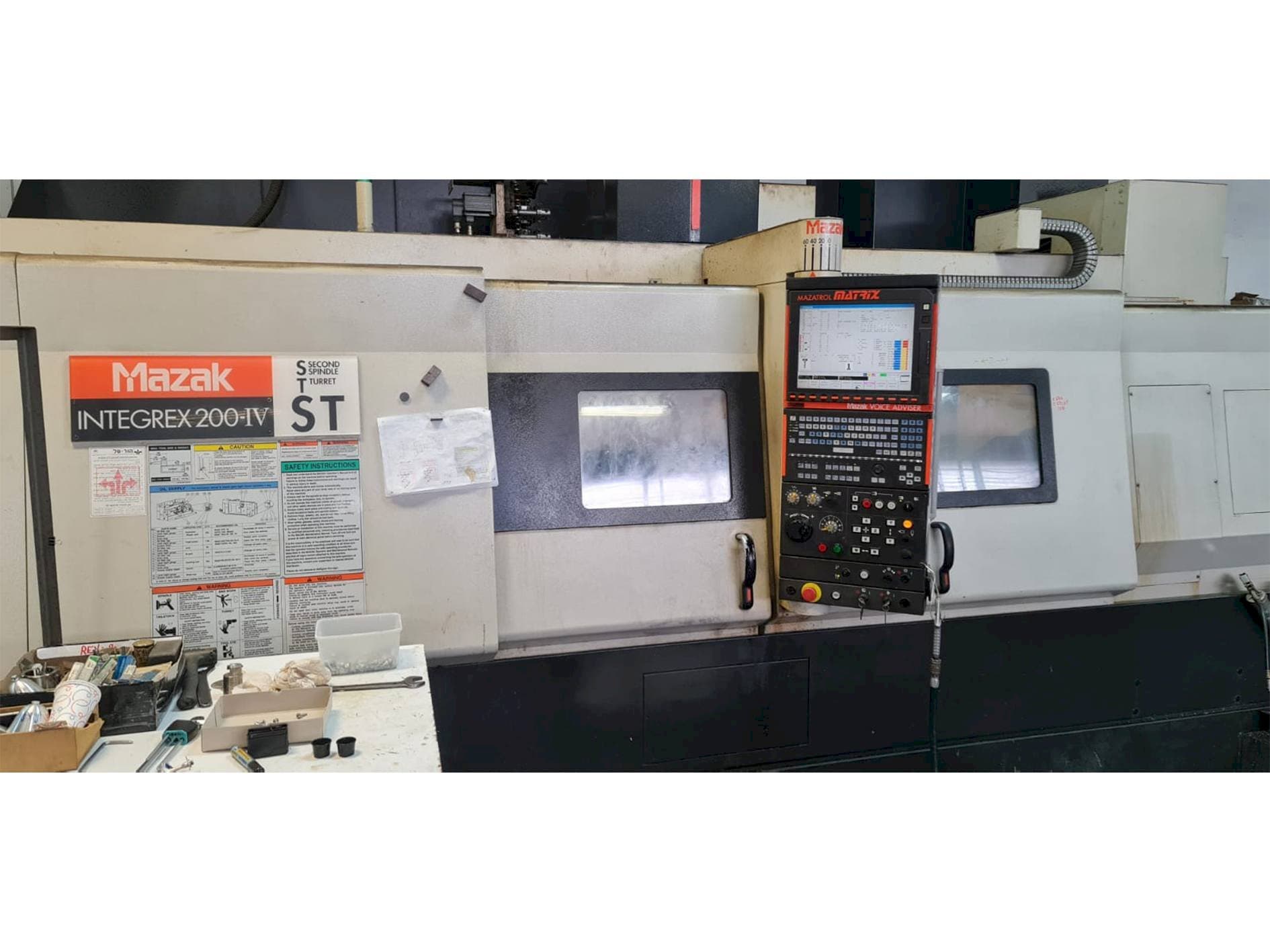 Vista frontal de la máquina Mazak Integrex 200-IV ST