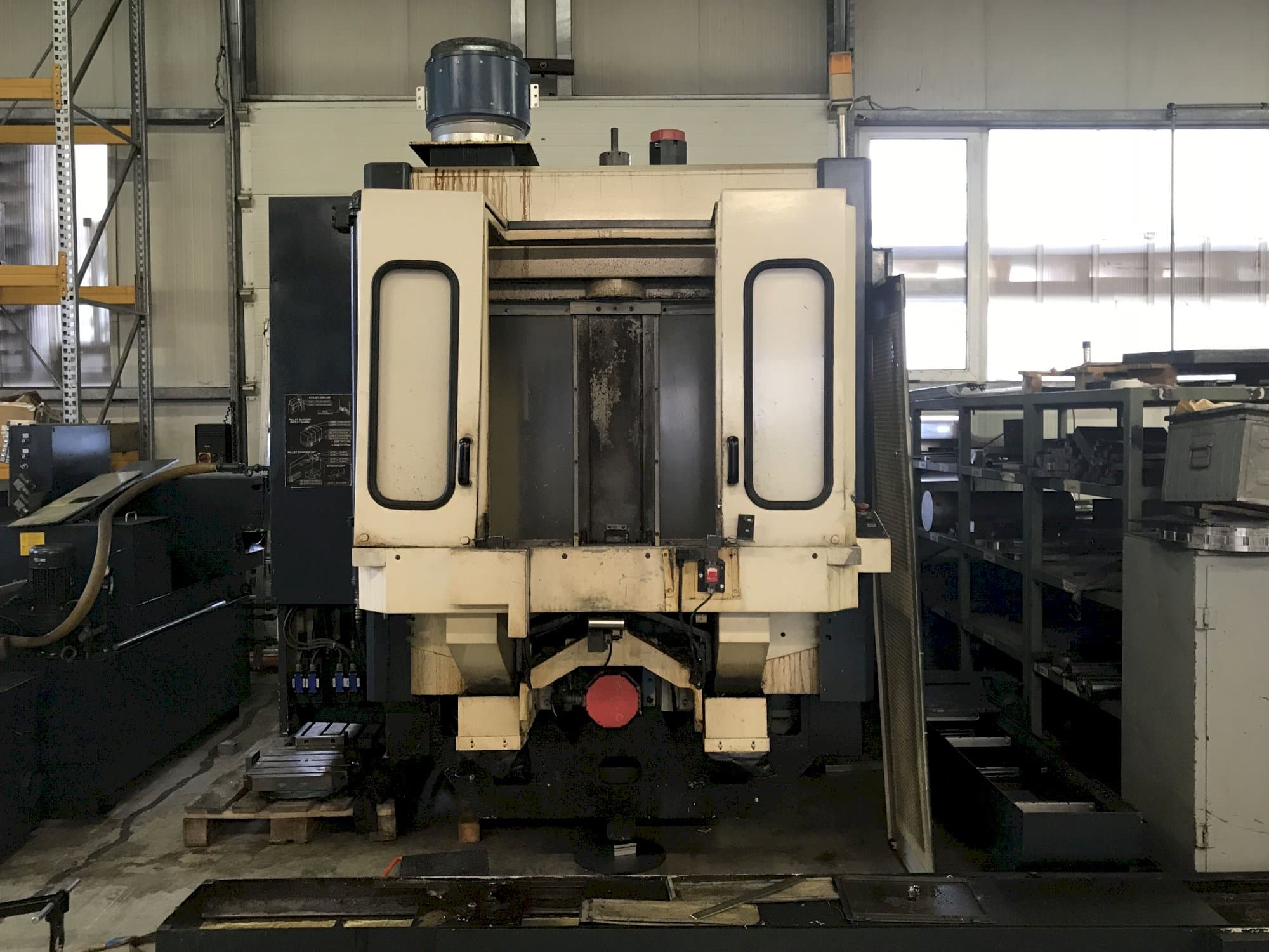 Vista frontal de la máquina Makino A55-A40
