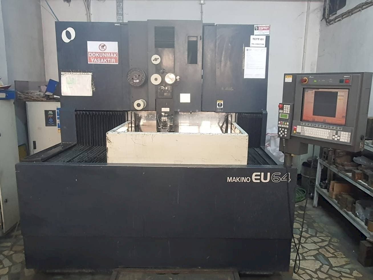 Vista frontal de la máquina Makino EU64
