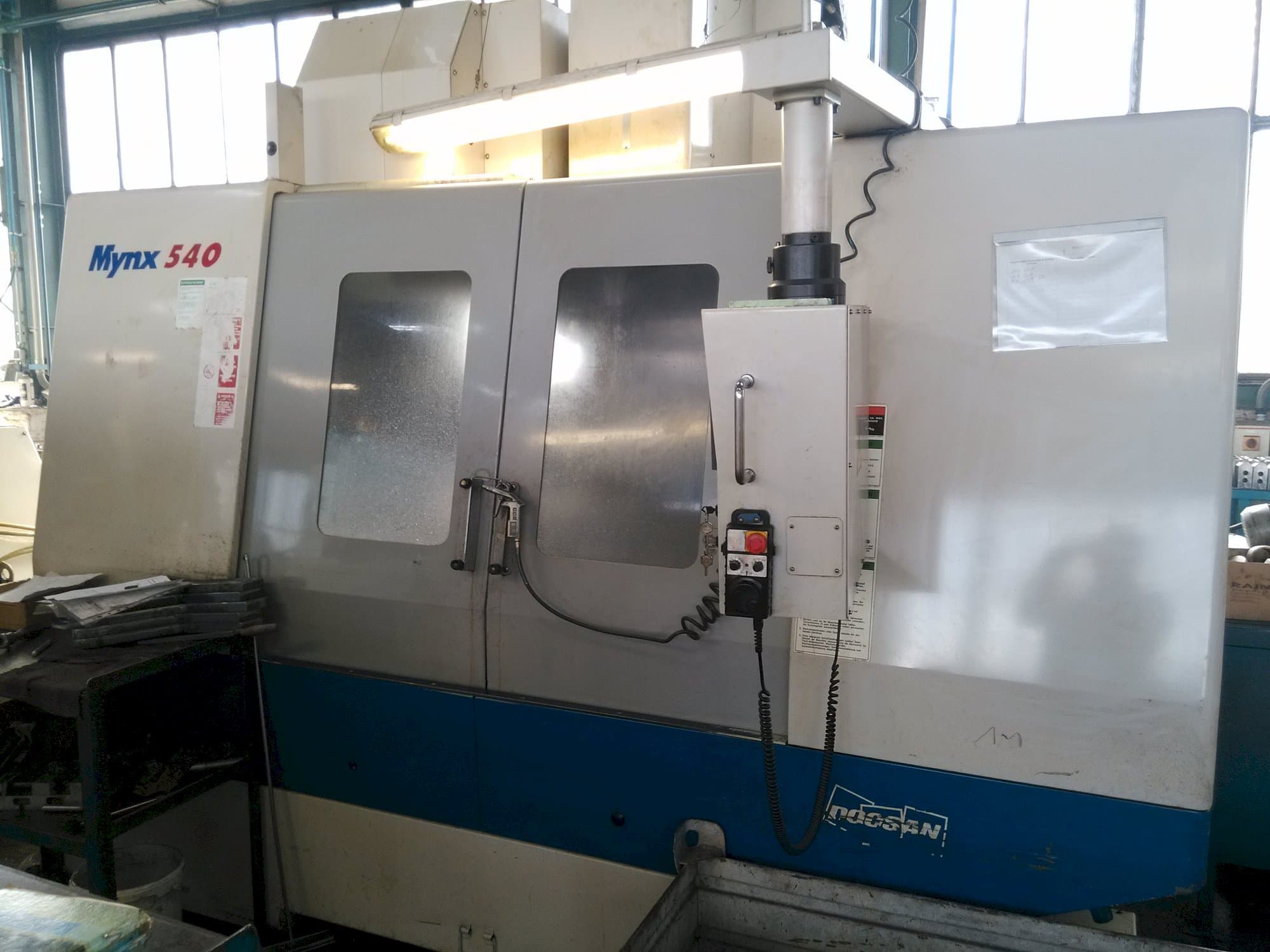 Vista frontal de la máquina Doosan Mynx 540