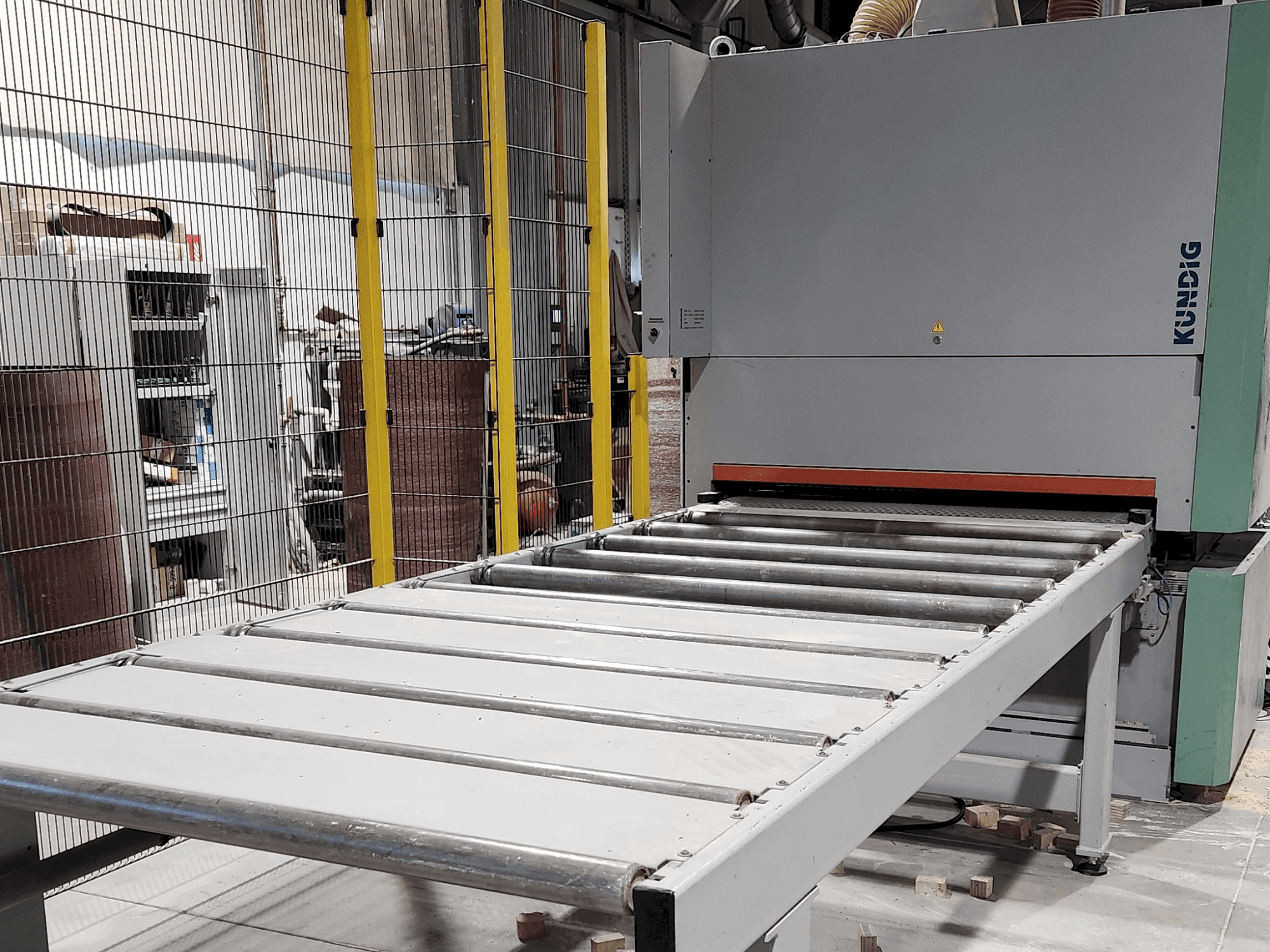 Vista frontal de la máquina Kundig Premium-2 1350-RG