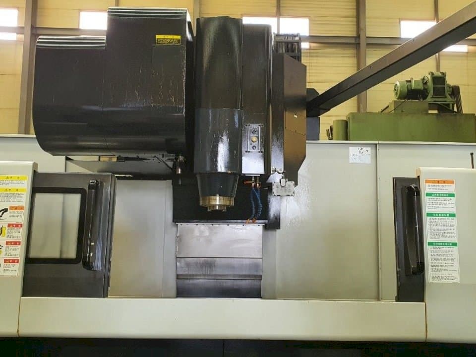Vista frontal de la máquina Doosan VM 960L