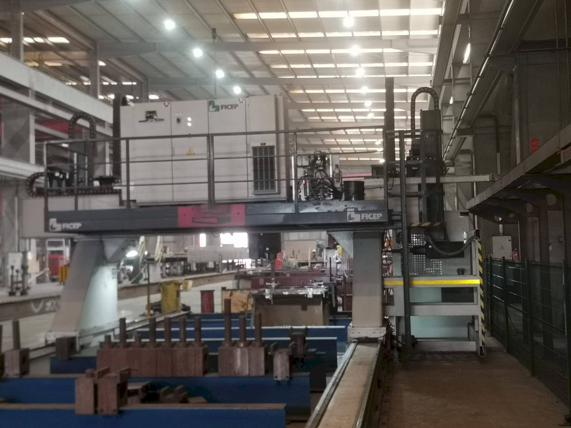 Vista frontal de la máquina FICEP 3003/12 GDD