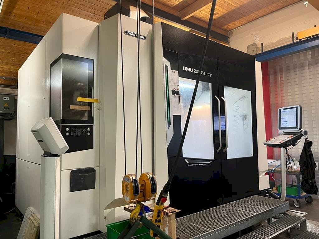 Vista frontal de la máquina DMG MORI DMU 200 Gantry