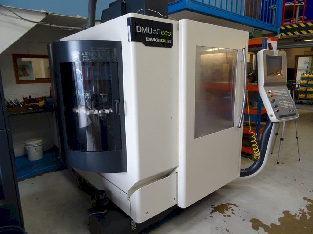 Vista frontal de la máquina DECKEL MAHO DMU 50Eco