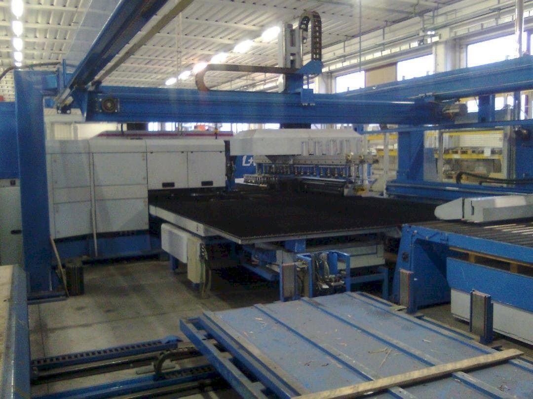 Vista frontal de la máquina Finn-Power LP6