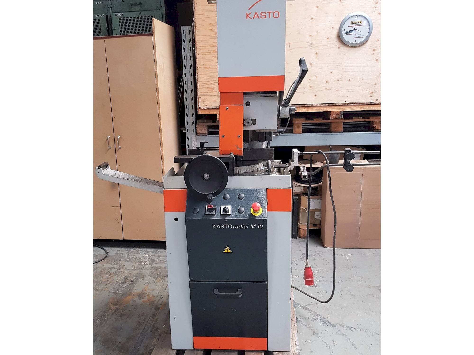 Vista frontal de la máquina KASTO Radial M 10