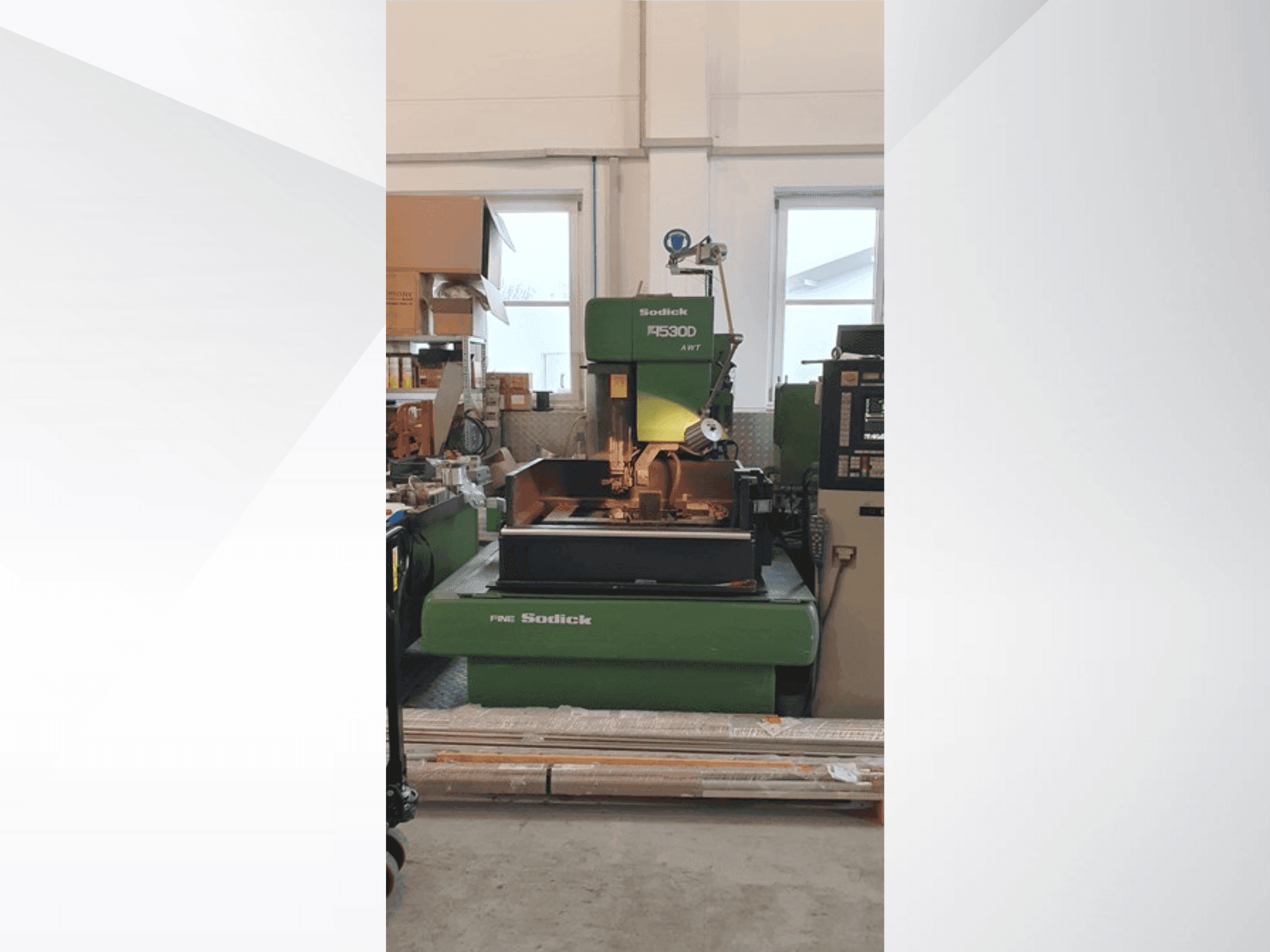 Vista frontal de la máquina Sodick A 530 D AWT