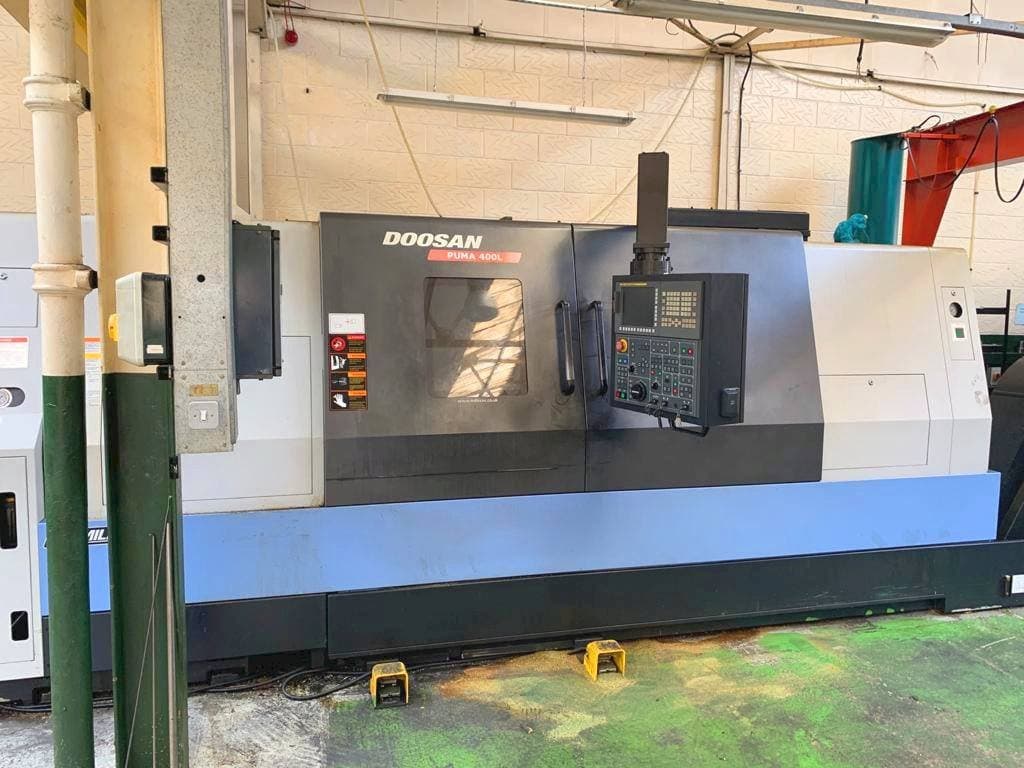 Vista frontal de la máquina Doosan Puma 400LB