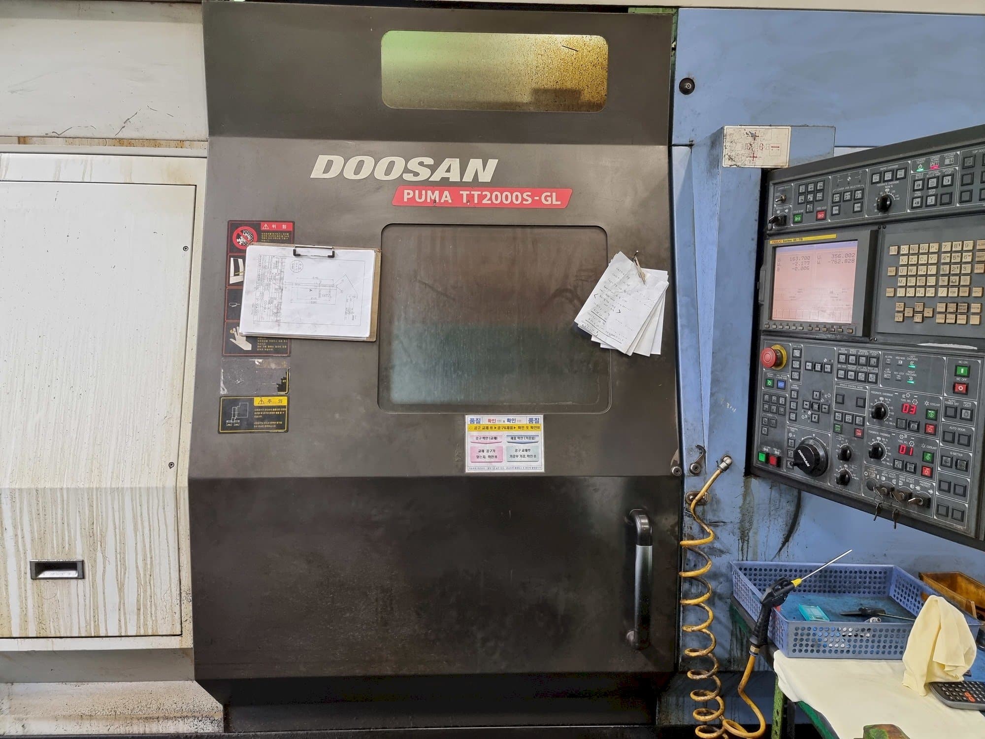 Vista frontal de la máquina Doosan PUMA TT2000S-GL