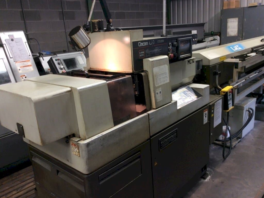 Vista frontal de la máquina Citizen Cincom L320