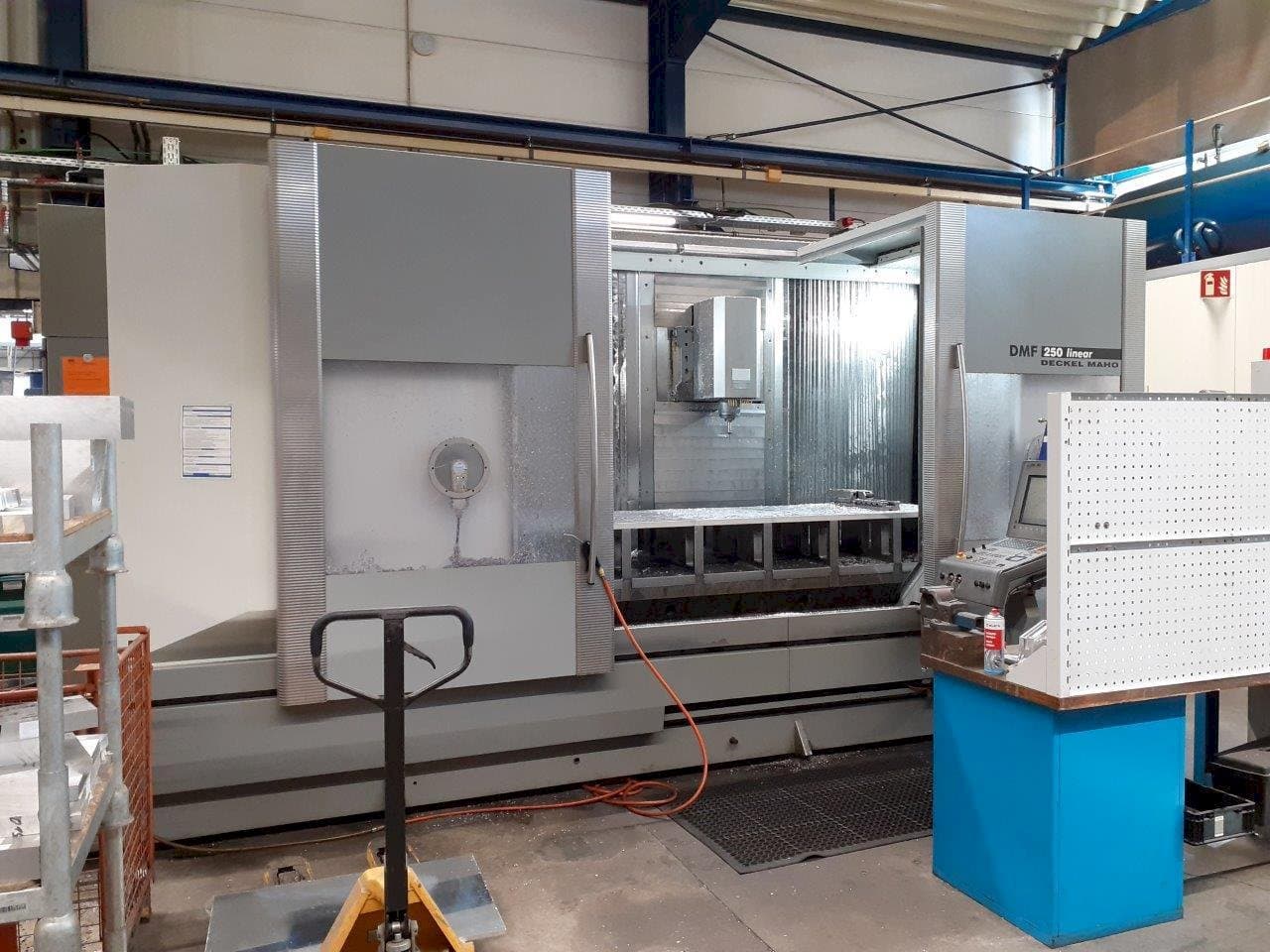 Vista frontal de la máquina DMG MORI DMF 250