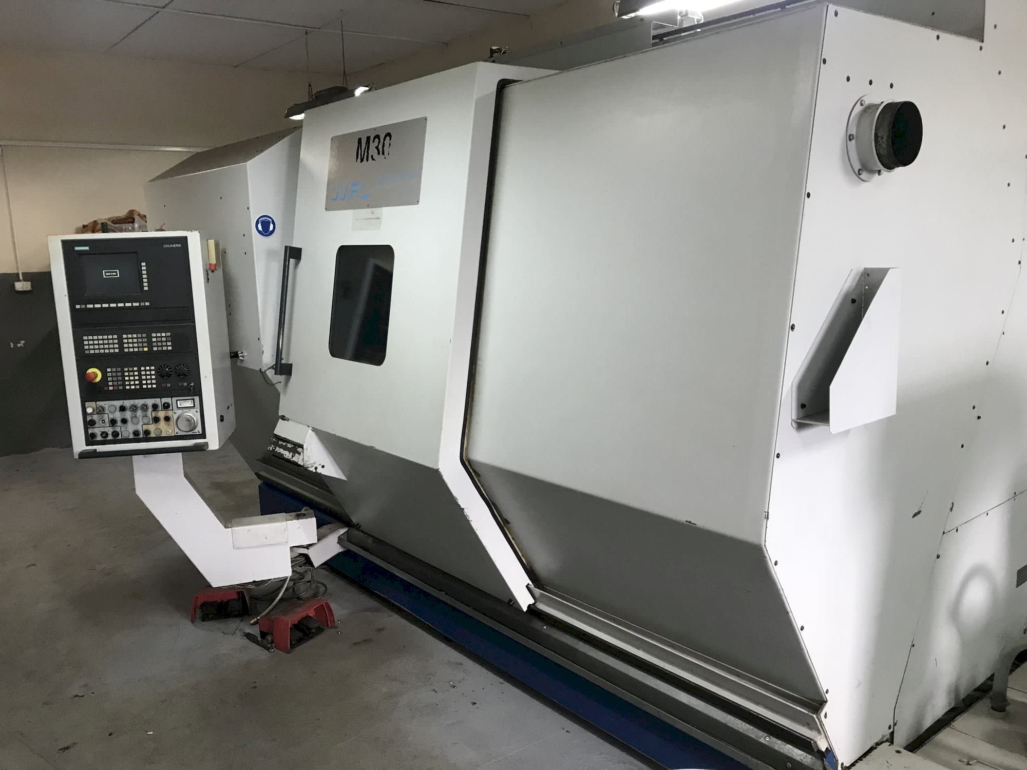 Vista frontal de la máquina WFL M30