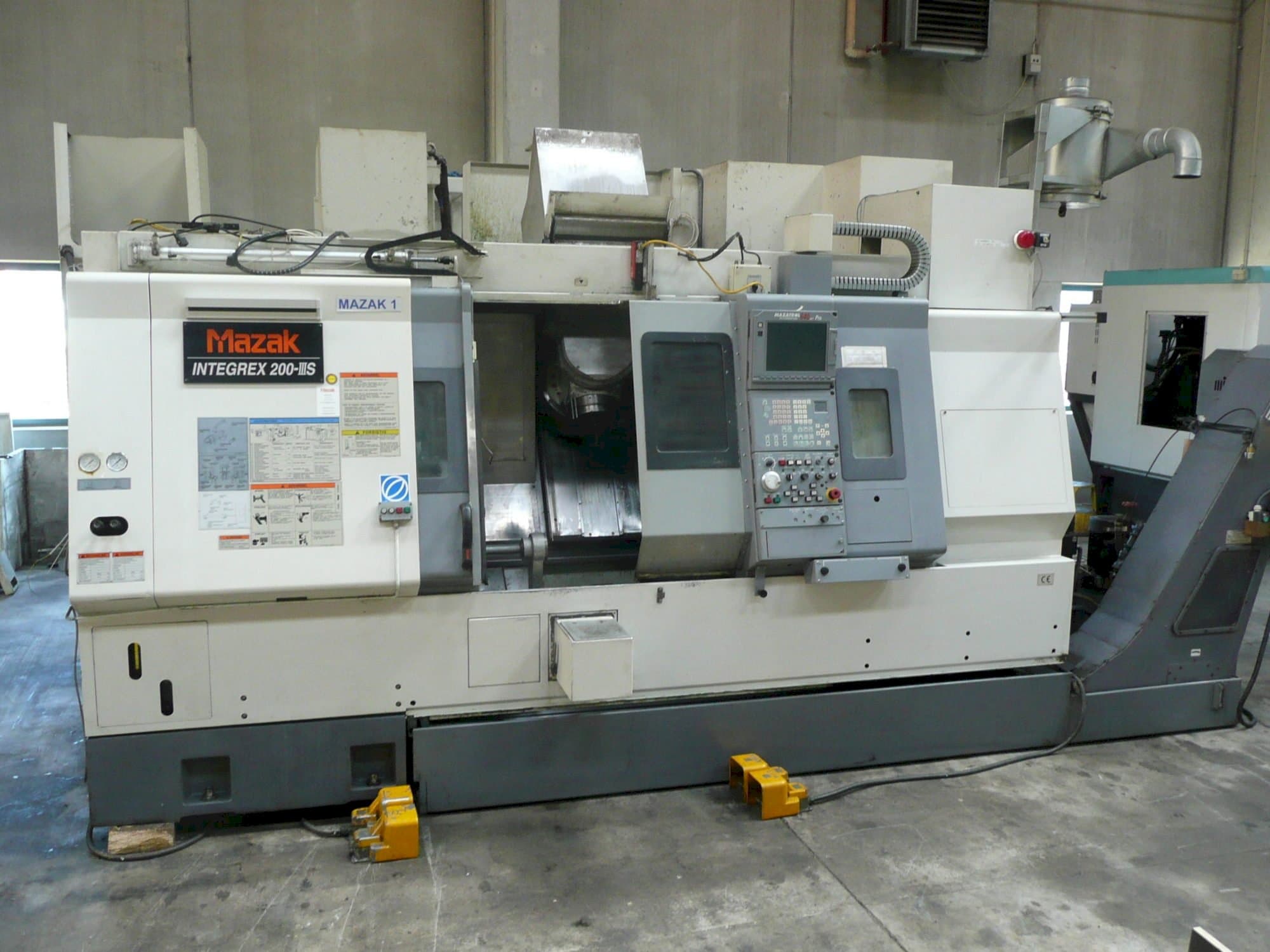 Vista frontal de la máquina Mazak INTEGREX 200-IIIS