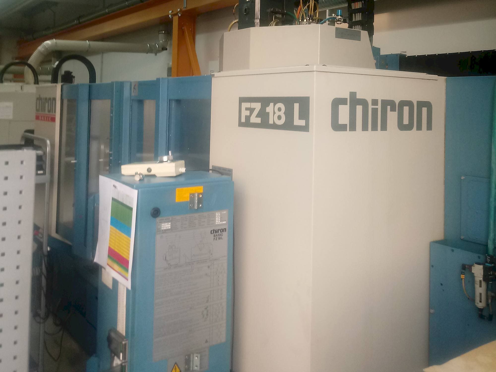 Vista frontal de la máquina CHIRON FZ 18 L 2000