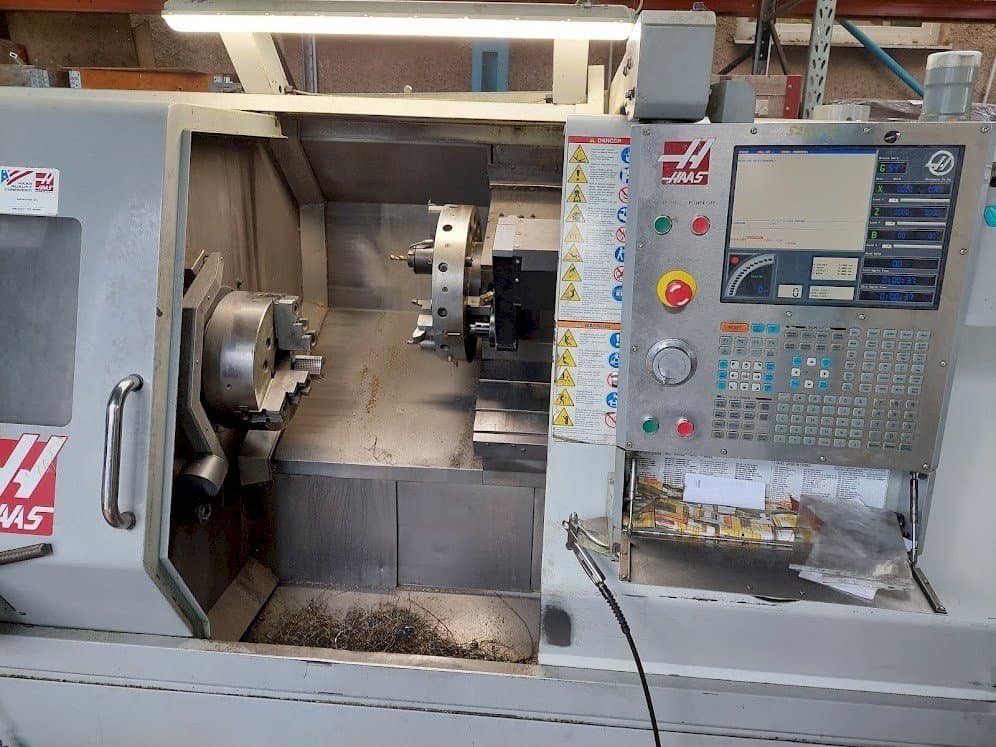 Vista frontal de la máquina HAAS SL-30TBHE