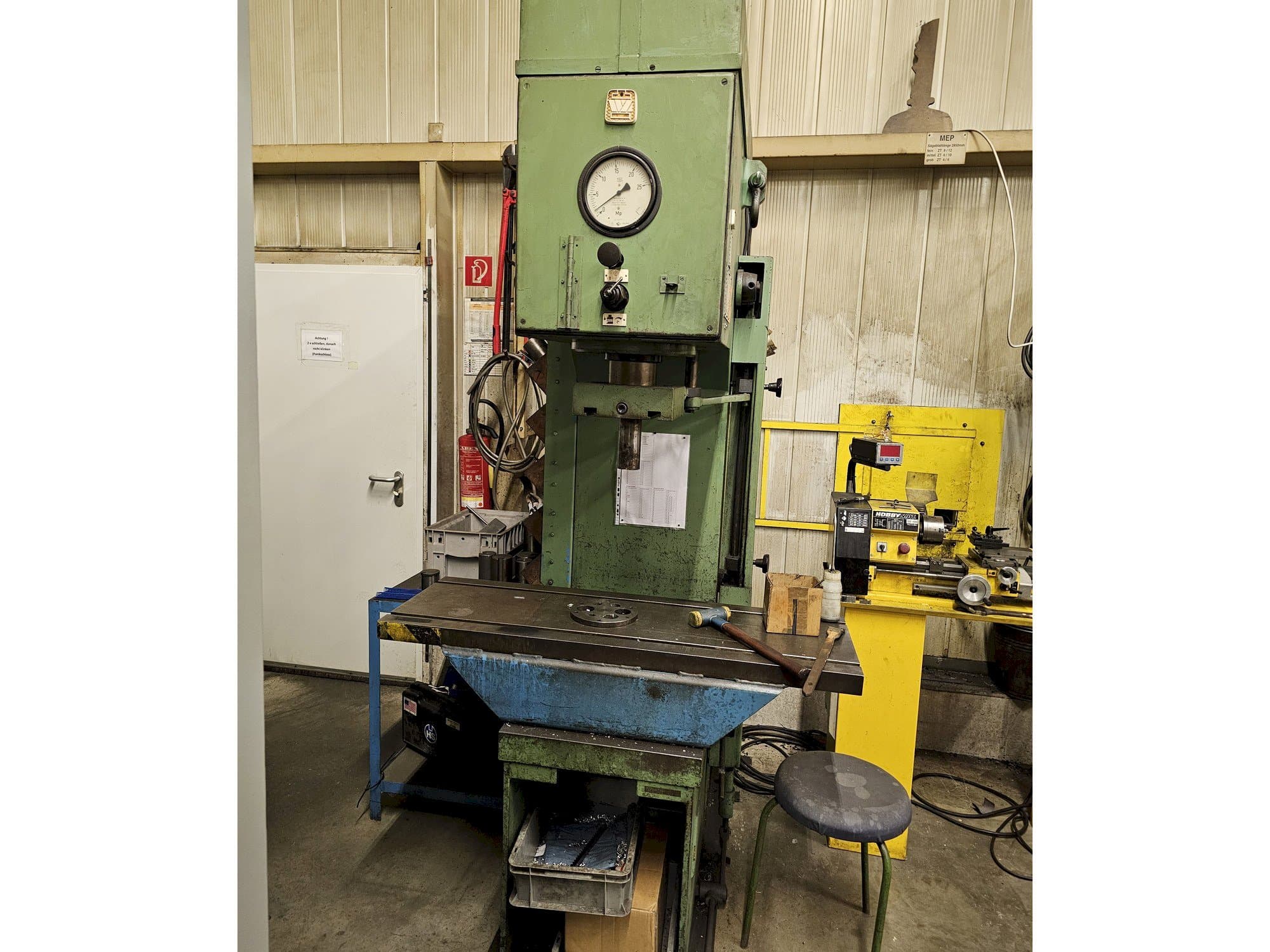 Vista frontal de la máquina VEB PYE/25/1