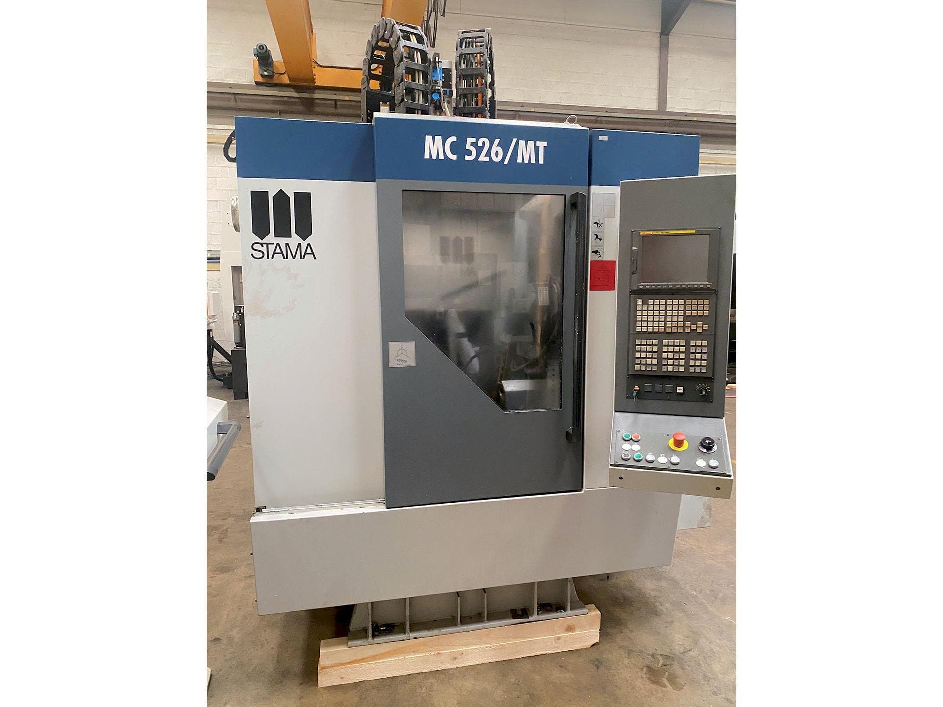 Vista frontal de la máquina STAMA MC 526