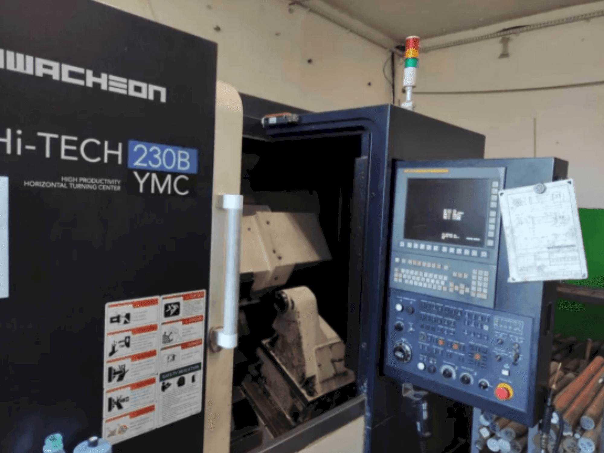 Vista frontal de la máquina HWACHEON HI-TECH 230B YMC