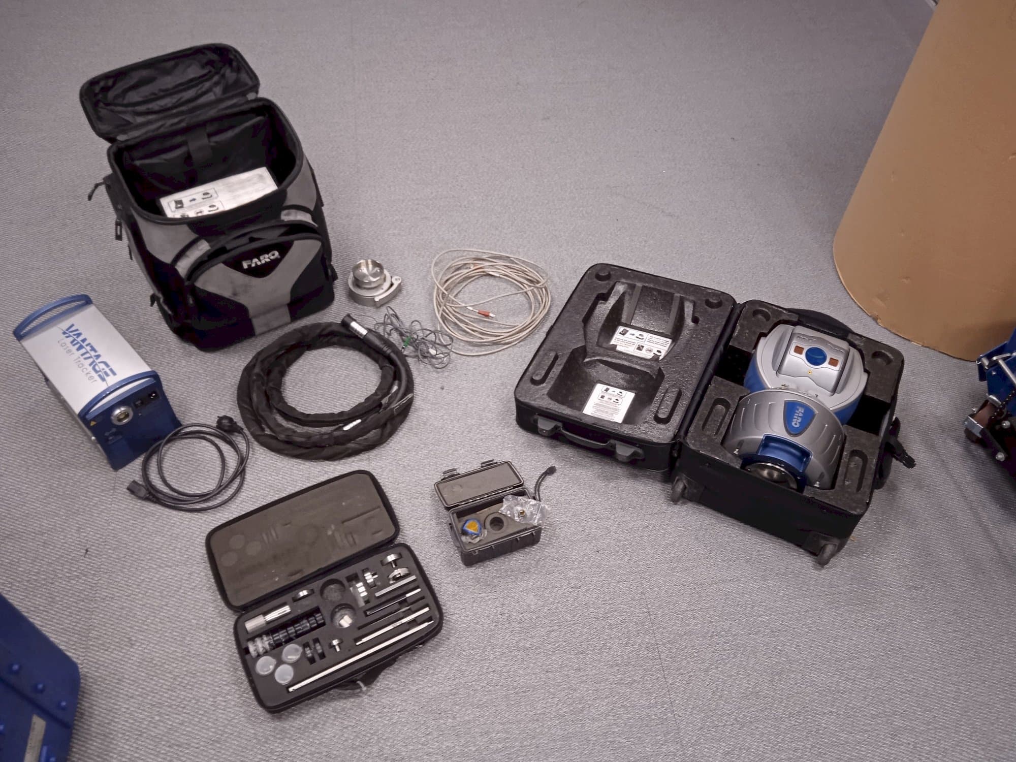 Vista frontal de la máquina Faro Advantage Laser Tracker