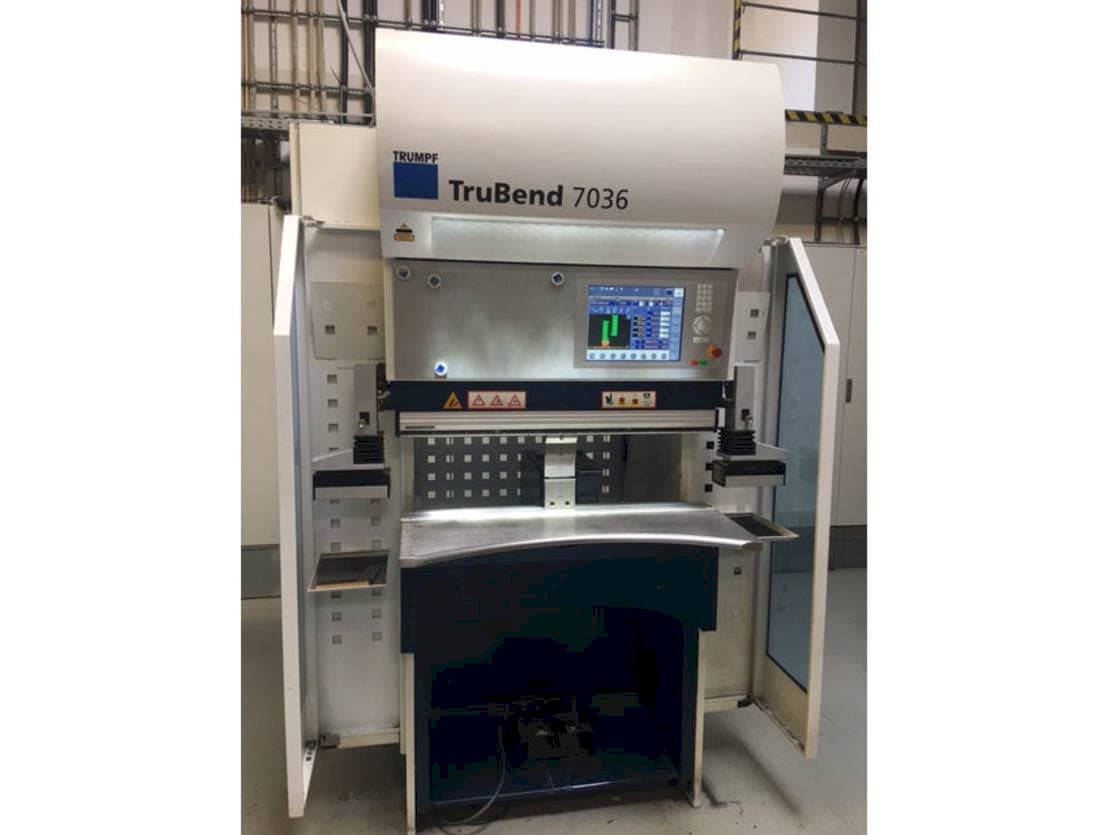 Vista frontal de la máquina Trumpf TruBend 7036