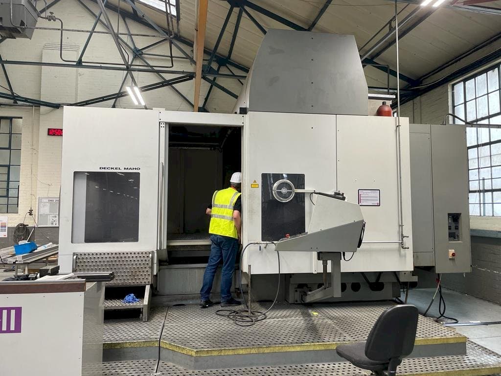 Vista frontal de la máquina DECKEL MAHO DMU 200T