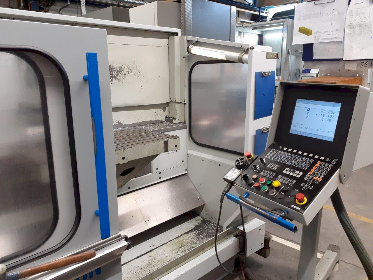 Vista frontal de la máquina MIKRON UME 600