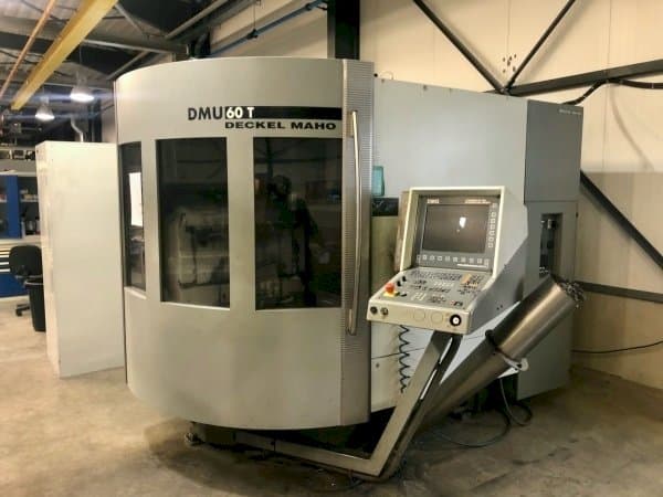 Vista frontal de la máquina DECKEL MAHO DMU 60T