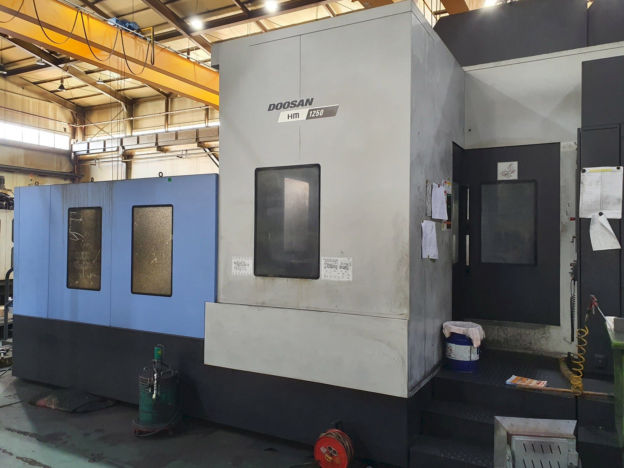 Vista frontal de la máquina Doosan HM 1250