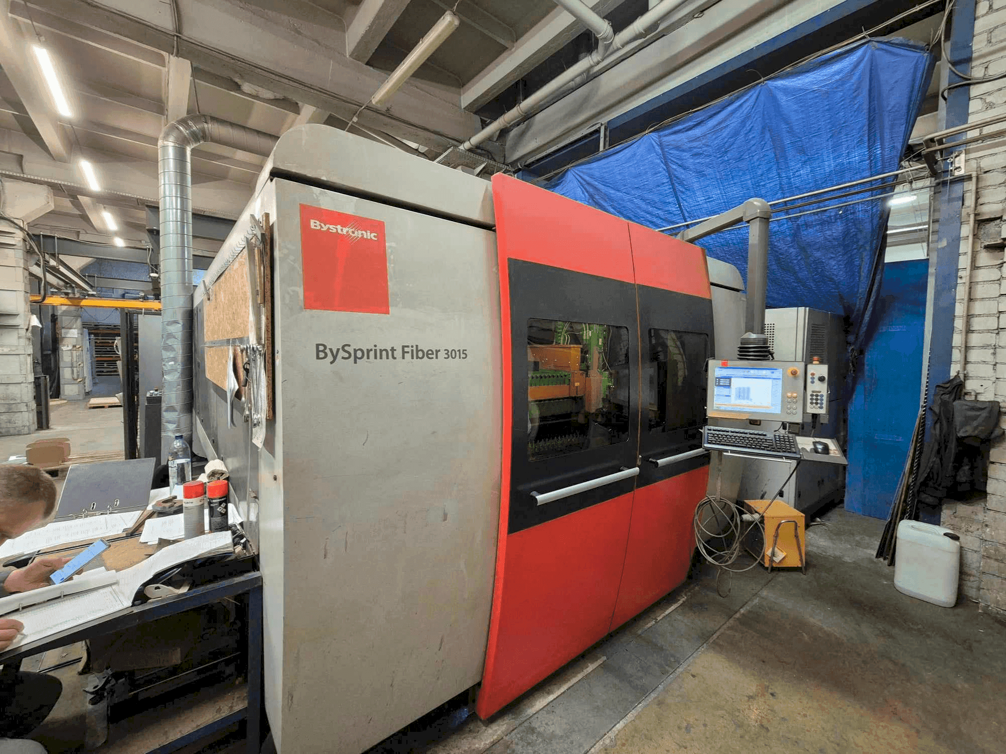 Vista frontal de la máquina Bystronic Bysprint Fiber 3015 3kW