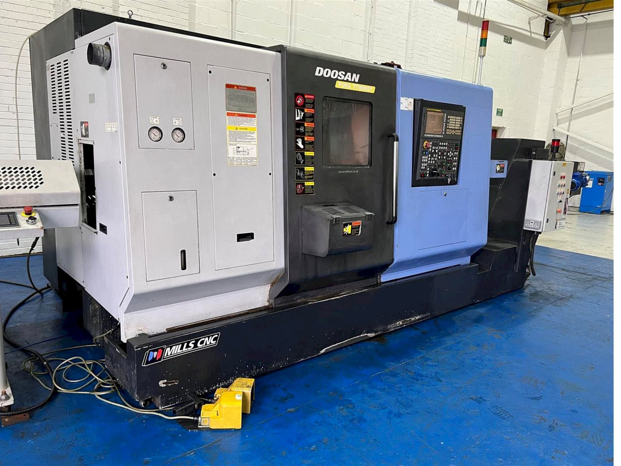 Vista frontal de la máquina Doosan TT1800SY