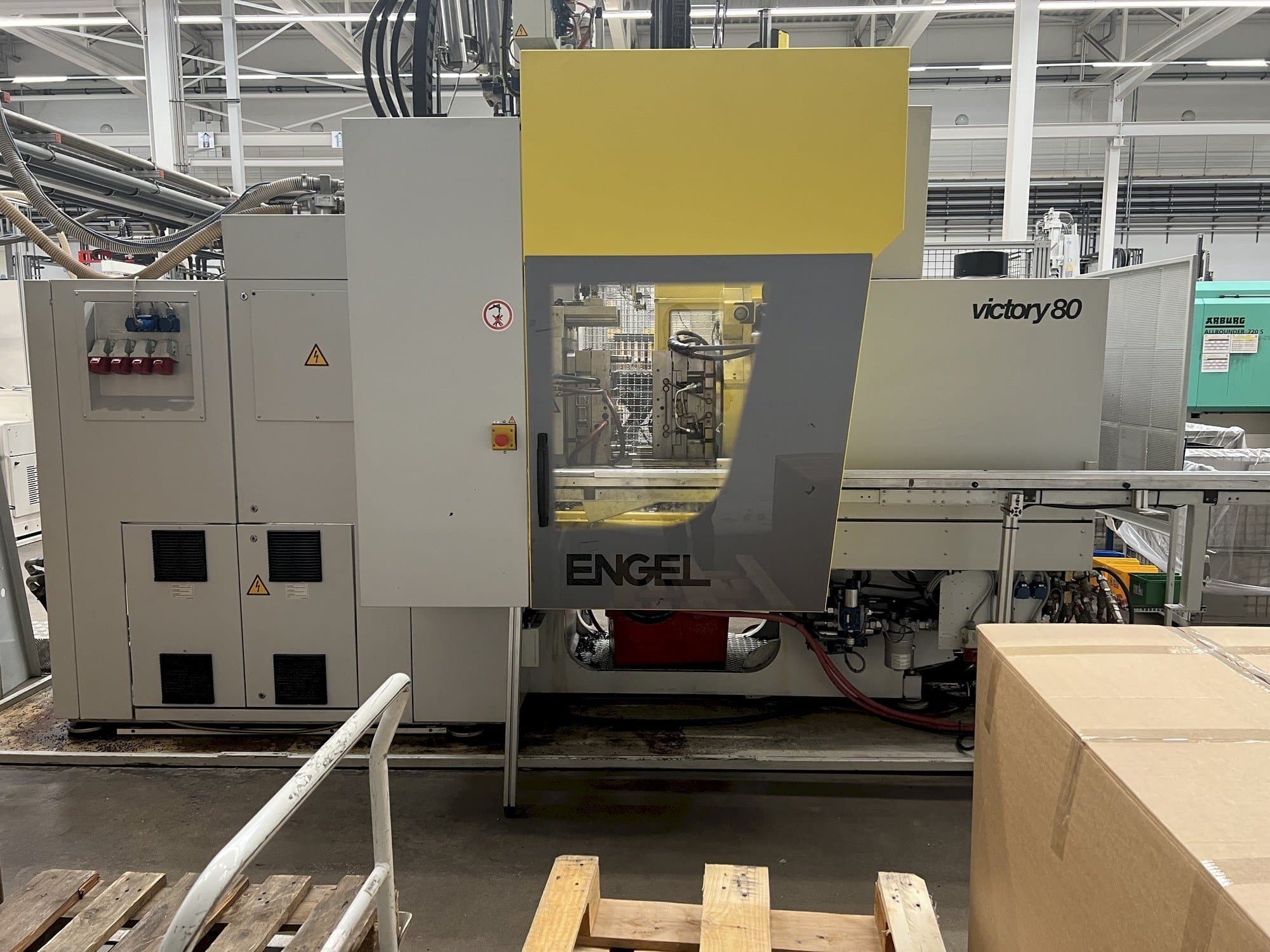 Vista frontal de la máquina Engel VC 330H/80V/80CO