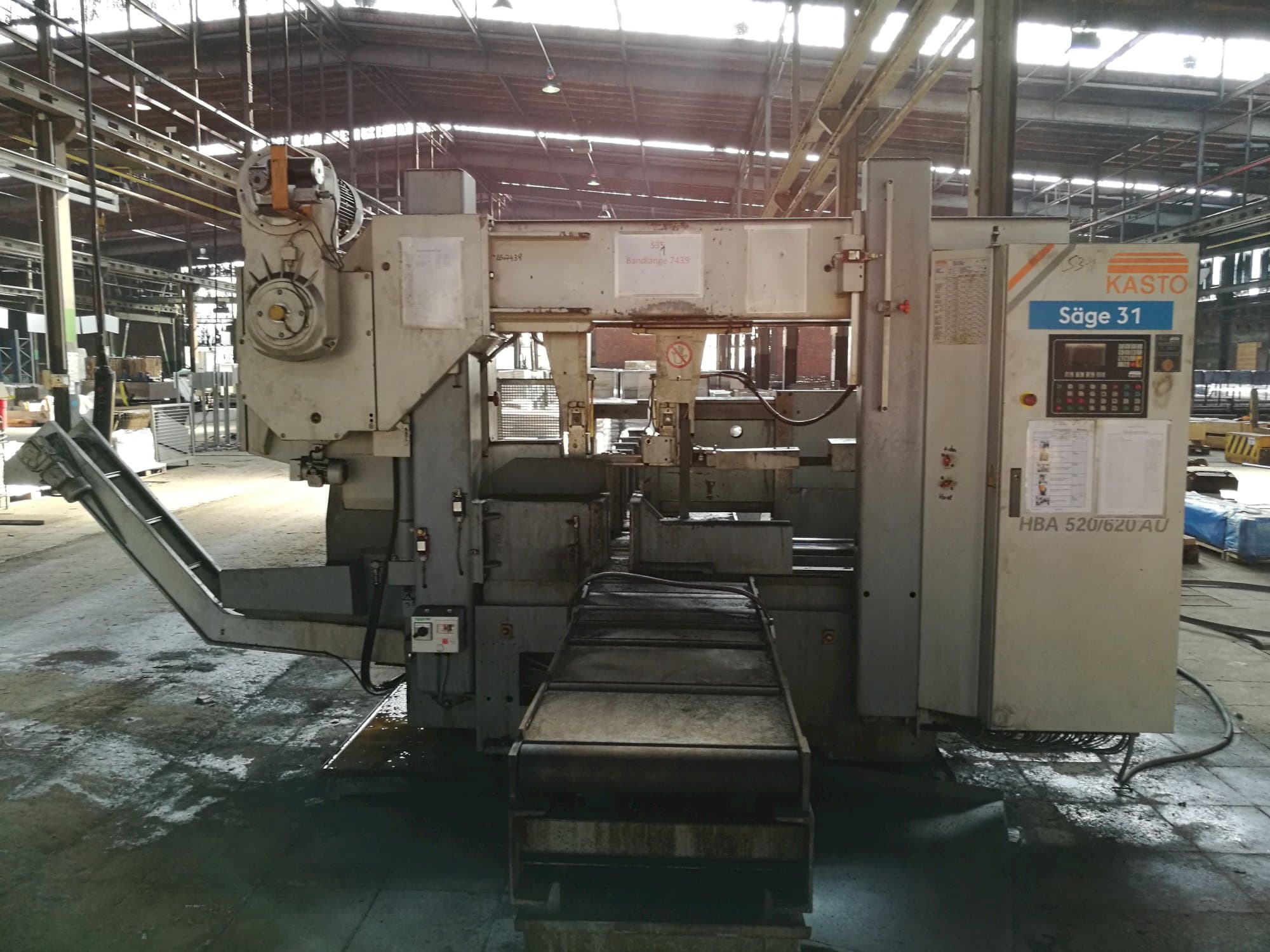 Vista frontal de la máquina KASTO HBA 520/620 AU