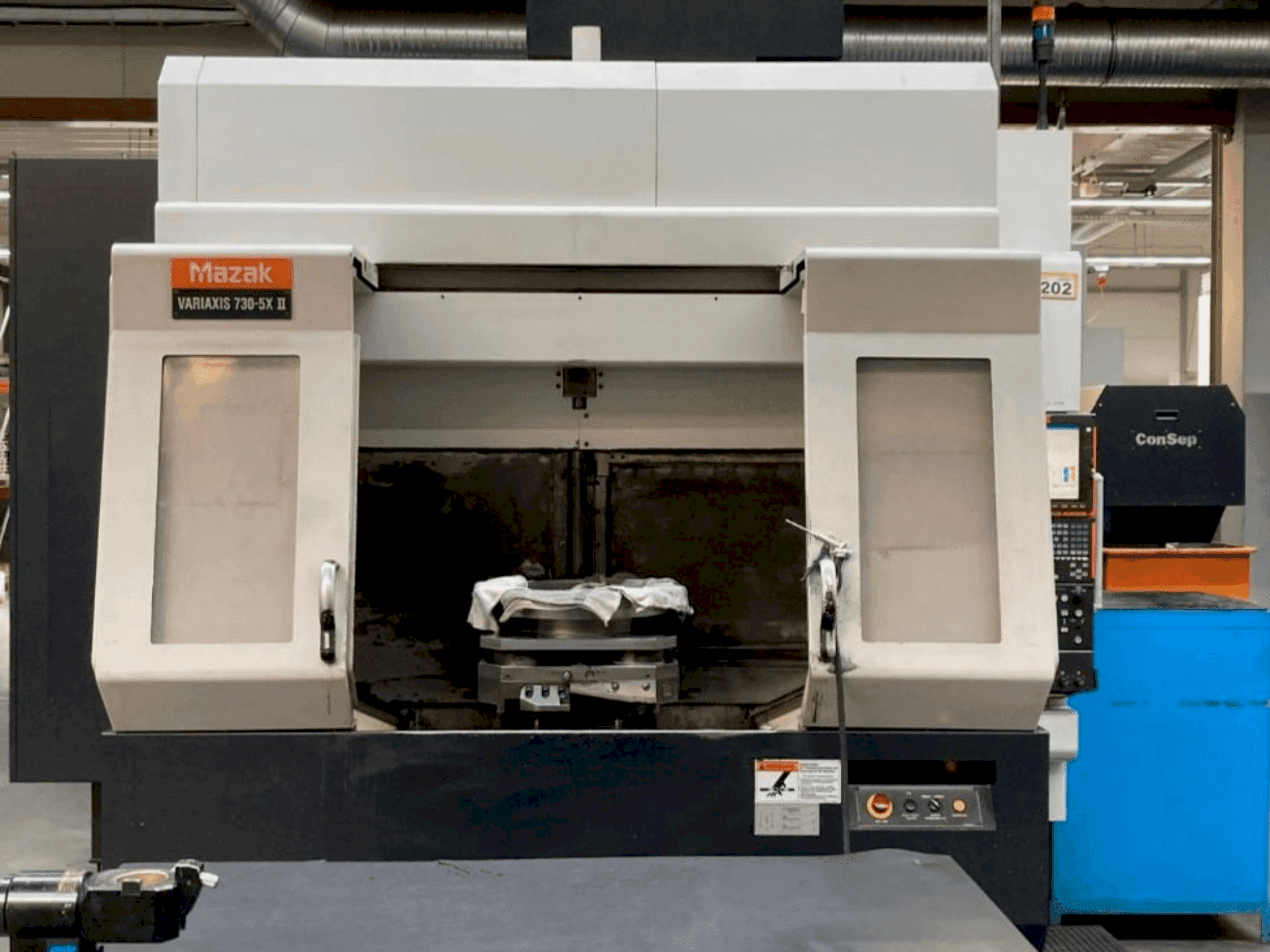 Vista frontal de la máquina Mazak VARIAXIS 730/5X II