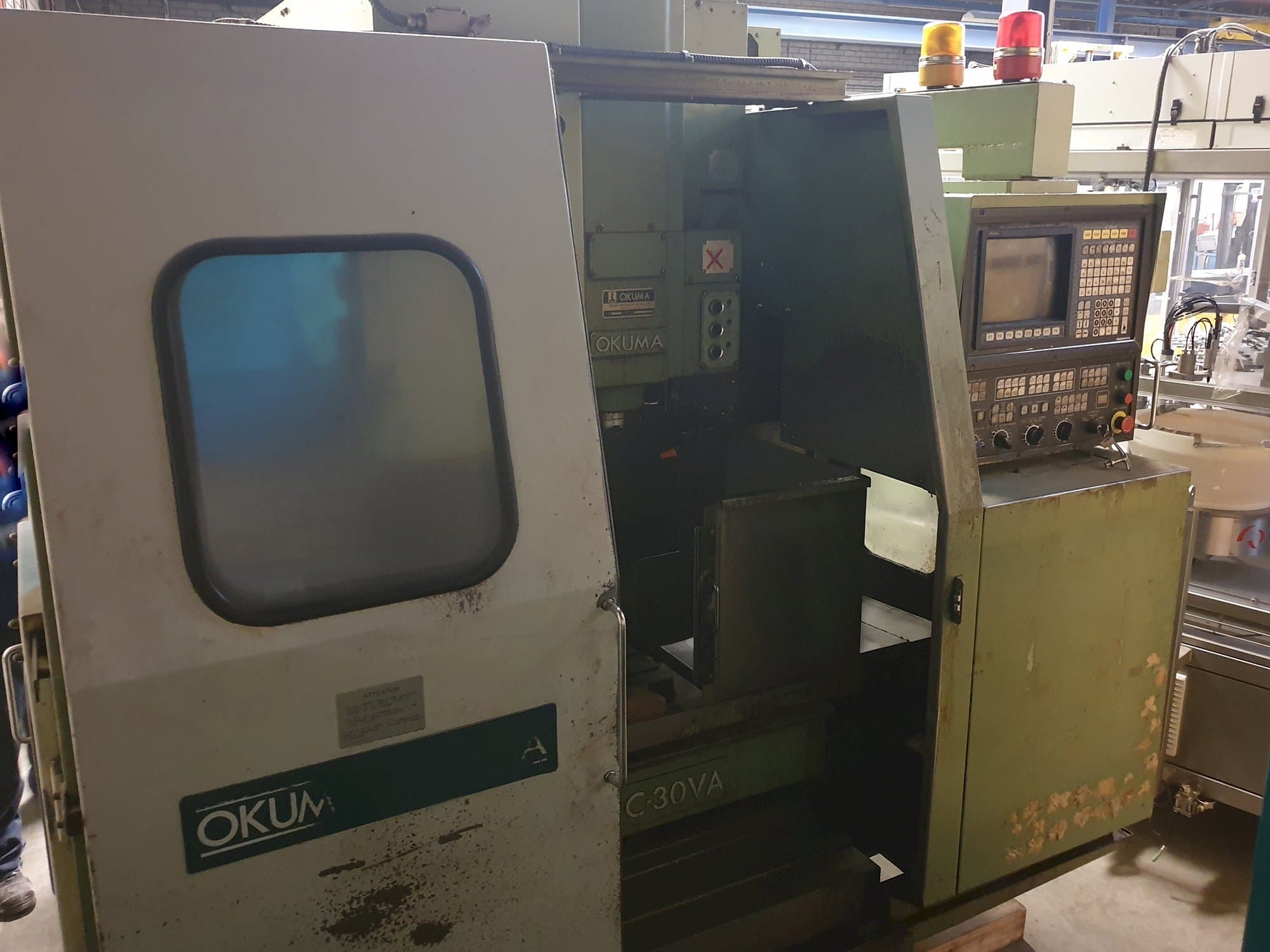 Vista izquierda de la máquina Okuma MC-30VA