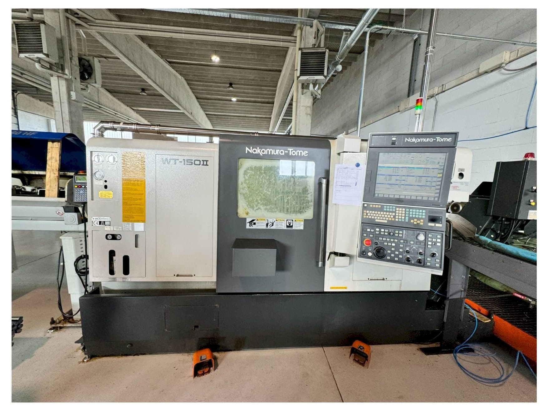 Vista frontal de la máquina NAKAMURA WT 150 II